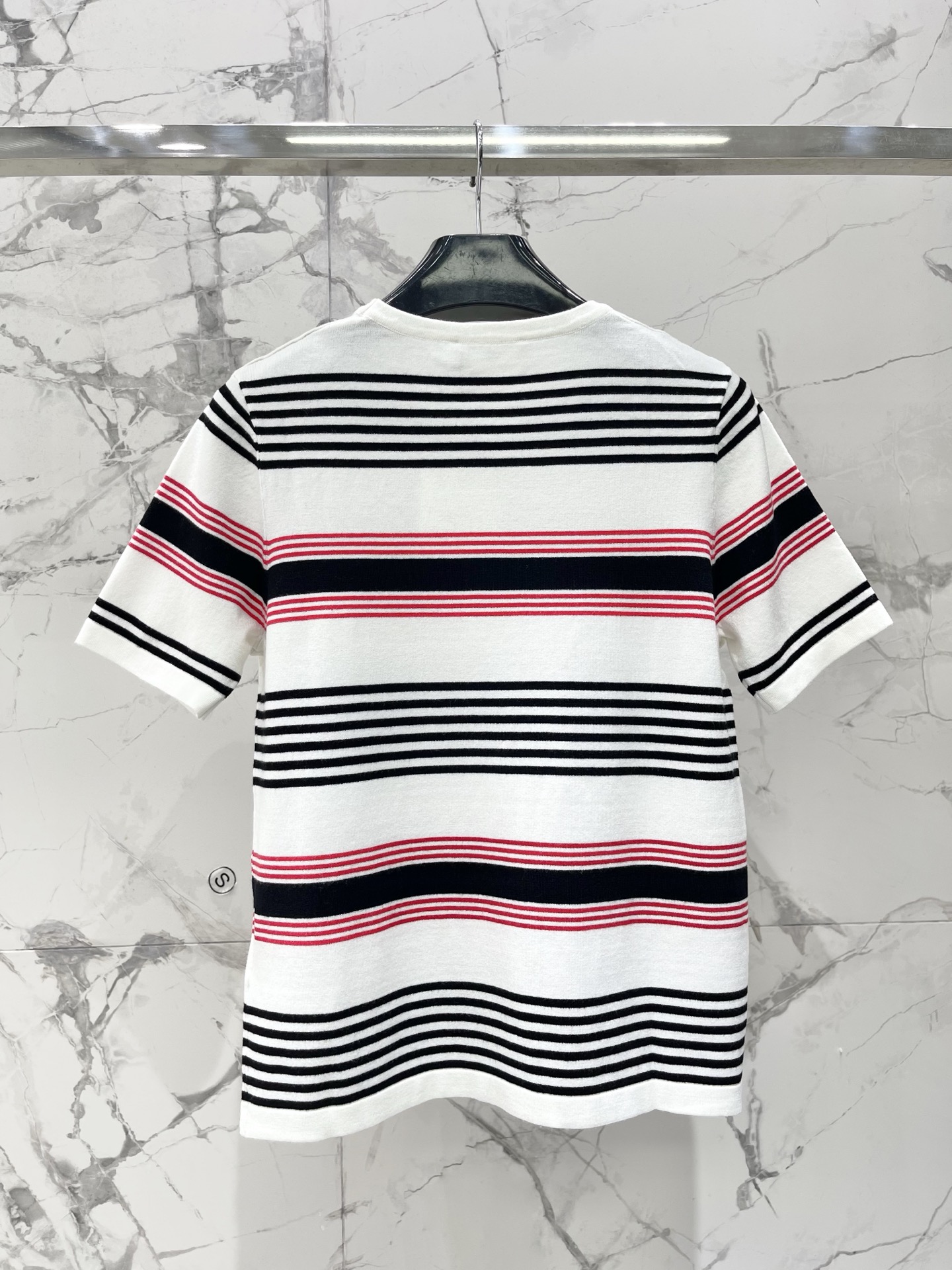 𝗖𝗘𝗟𝗜𝗡𝗘*赛琳早春新款刺绣细条纹针织短袖细条纹精致到像艺术品，刺绣细节低调又显贵，修身版型衬得肩颈线