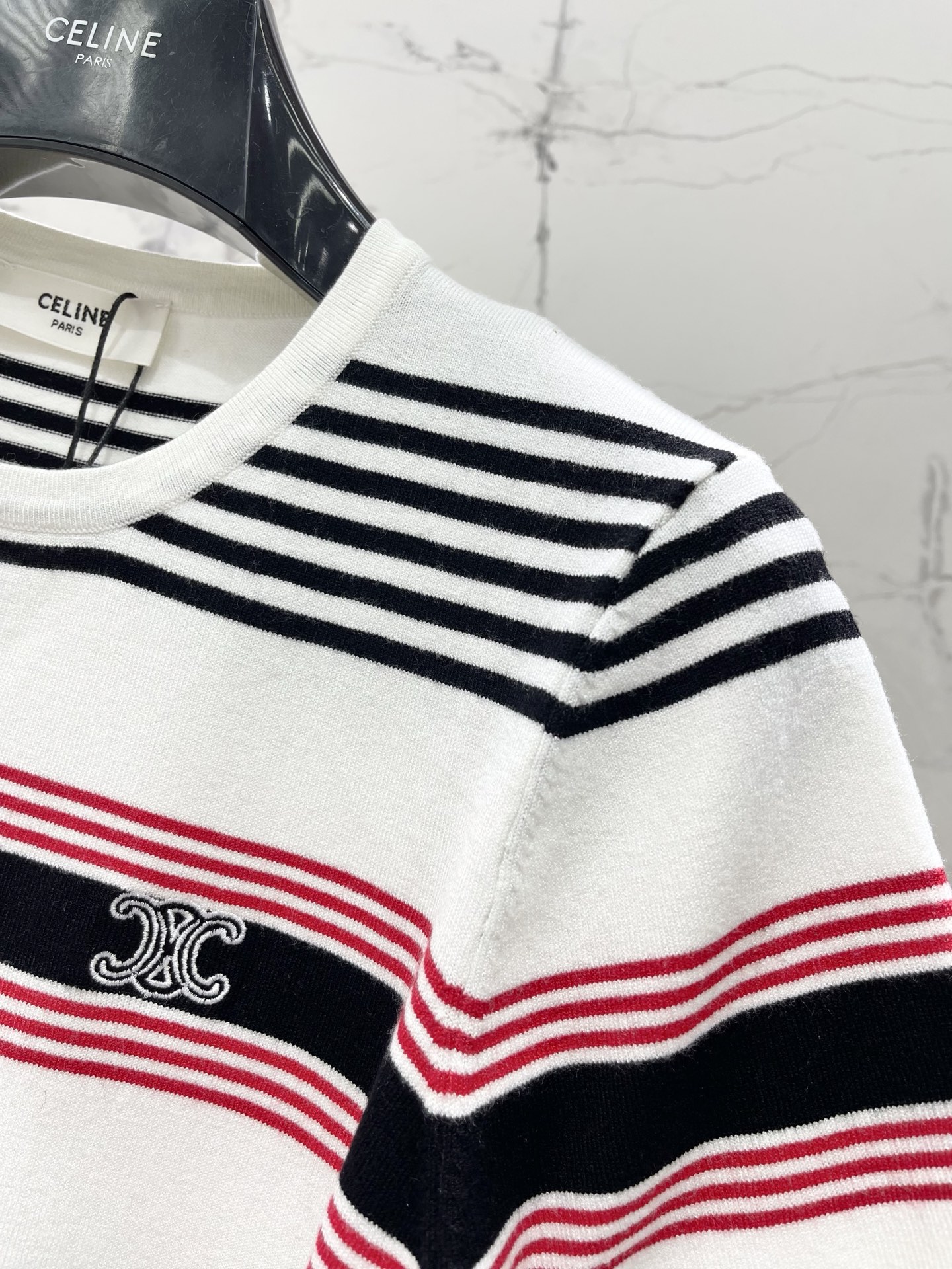 𝗖𝗘𝗟𝗜𝗡𝗘*赛琳早春新款刺绣细条纹针织短袖细条纹精致到像艺术品，刺绣细节低调又显贵，修身版型衬得肩颈线