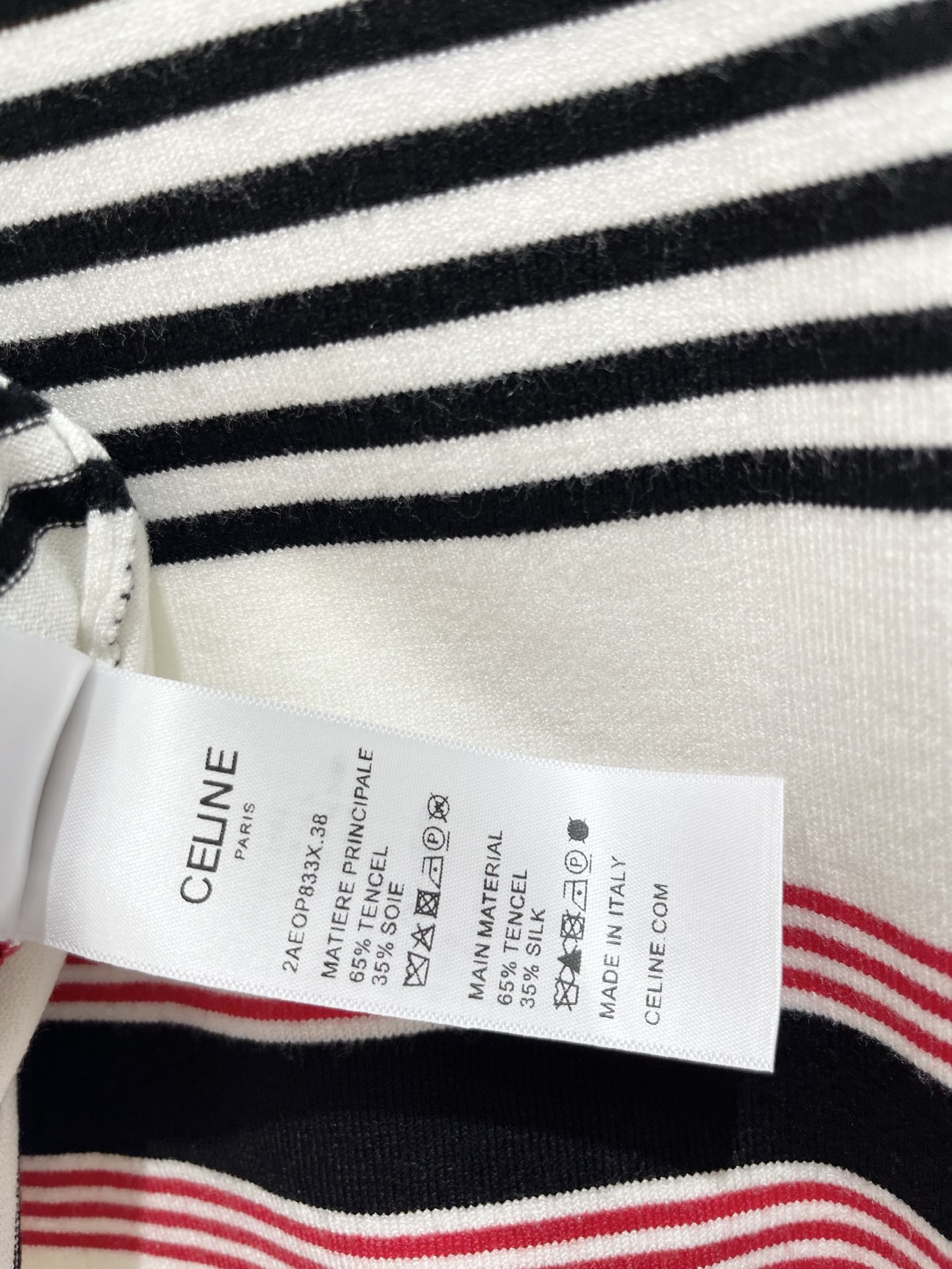 𝗖𝗘𝗟𝗜𝗡𝗘*赛琳早春新款刺绣细条纹针织短袖细条纹精致到像艺术品，刺绣细节低调又显贵，修身版型衬得肩颈线