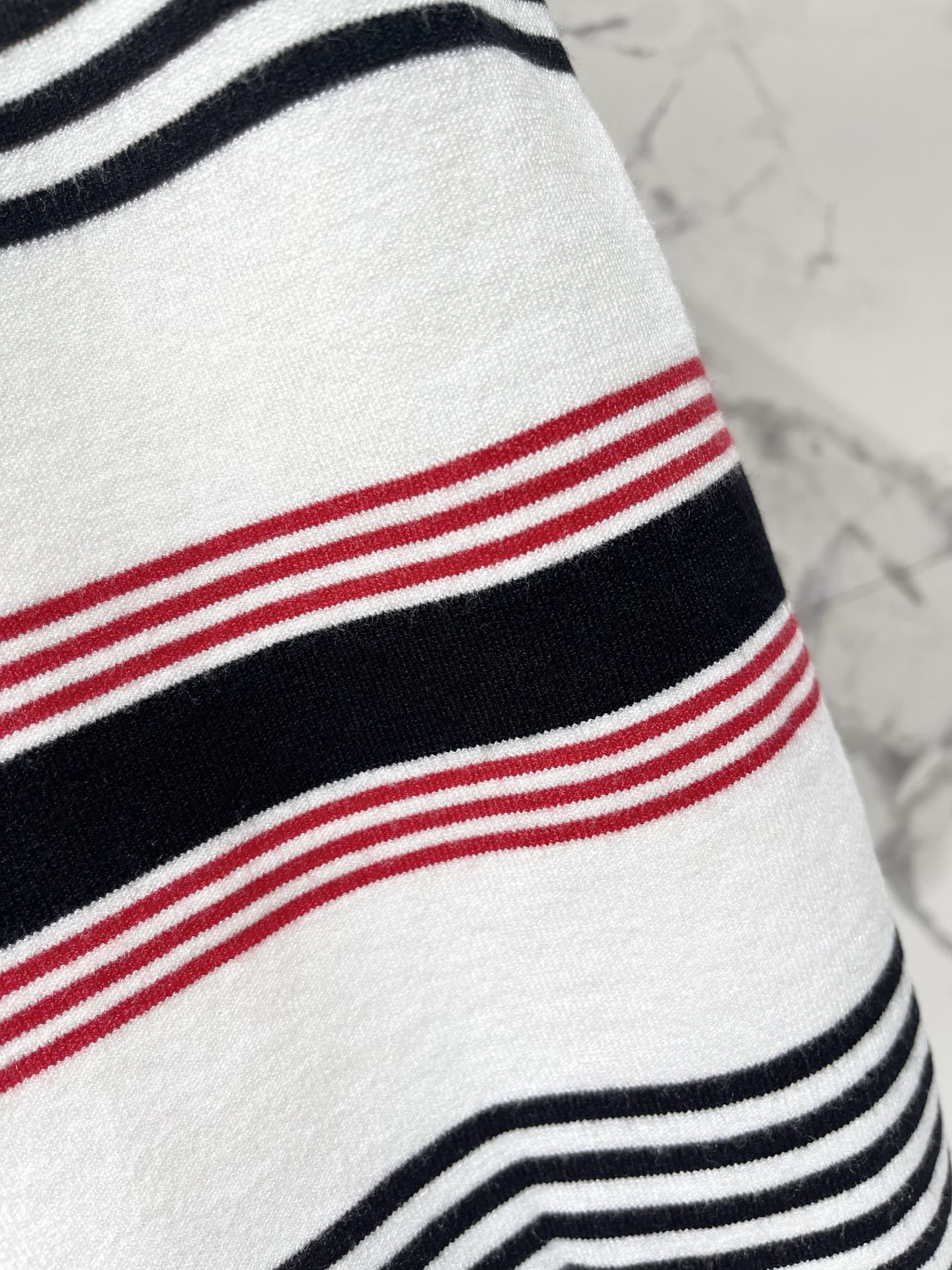 𝗖𝗘𝗟𝗜𝗡𝗘*赛琳早春新款刺绣细条纹针织短袖细条纹精致到像艺术品，刺绣细节低调又显贵，修身版型衬得肩颈线