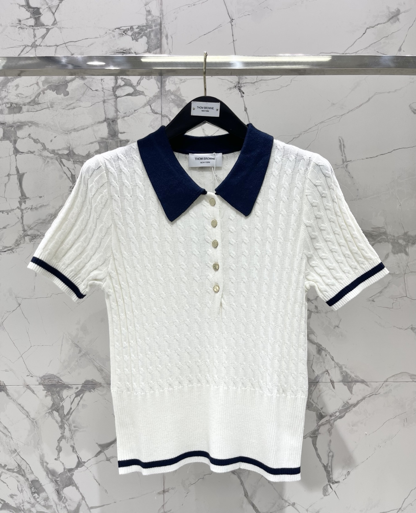 𝗧𝗵𝗼𝗺 𝗕𝗿𝗼𝘄𝗻* TB Polo领撞色绞花针织衫Polo领显精神，绞花细节好有质感，撞色一搭瞬间亮