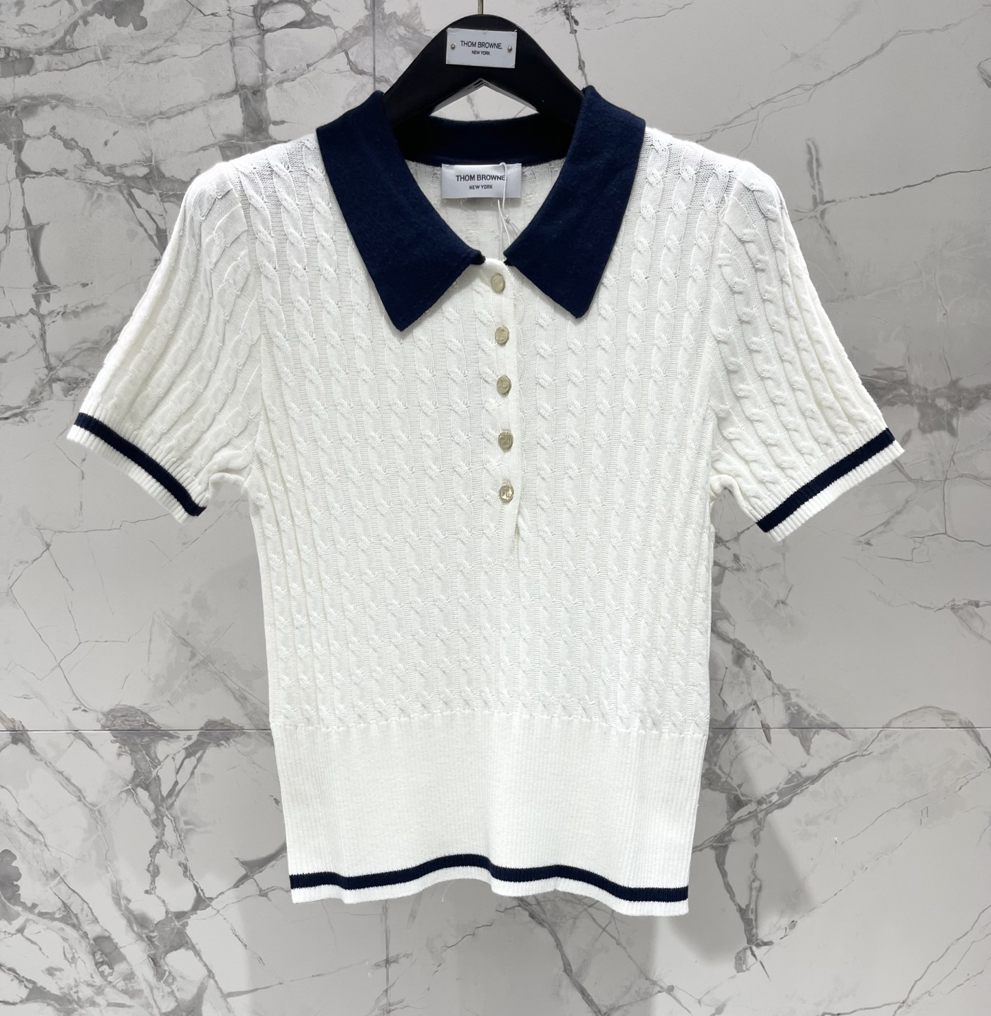 𝗧𝗵𝗼𝗺 𝗕𝗿𝗼𝘄𝗻* TB Polo领撞色绞花针织衫Polo领显精神，绞花细节好有质感，撞色一搭瞬间亮