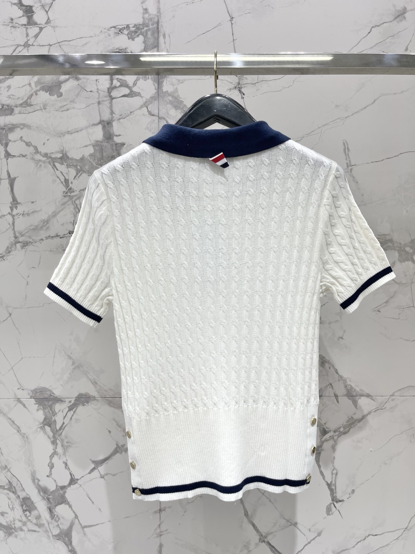 𝗧𝗵𝗼𝗺 𝗕𝗿𝗼𝘄𝗻* TB Polo领撞色绞花针织衫Polo领显精神，绞花细节好有质感，撞色一搭瞬间亮
