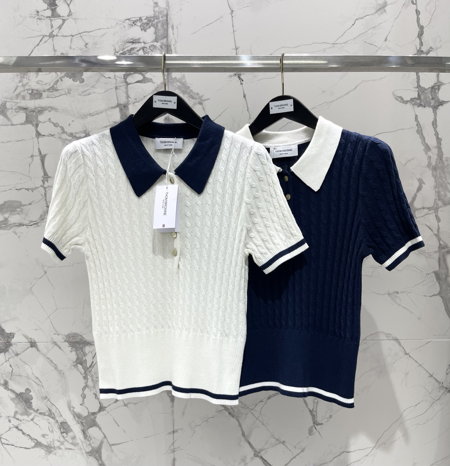 𝗧𝗵𝗼𝗺 𝗕𝗿𝗼𝘄𝗻* TB Polo领撞色绞花针织衫Polo领显精神，绞花细节好有质感，撞色一搭瞬间亮