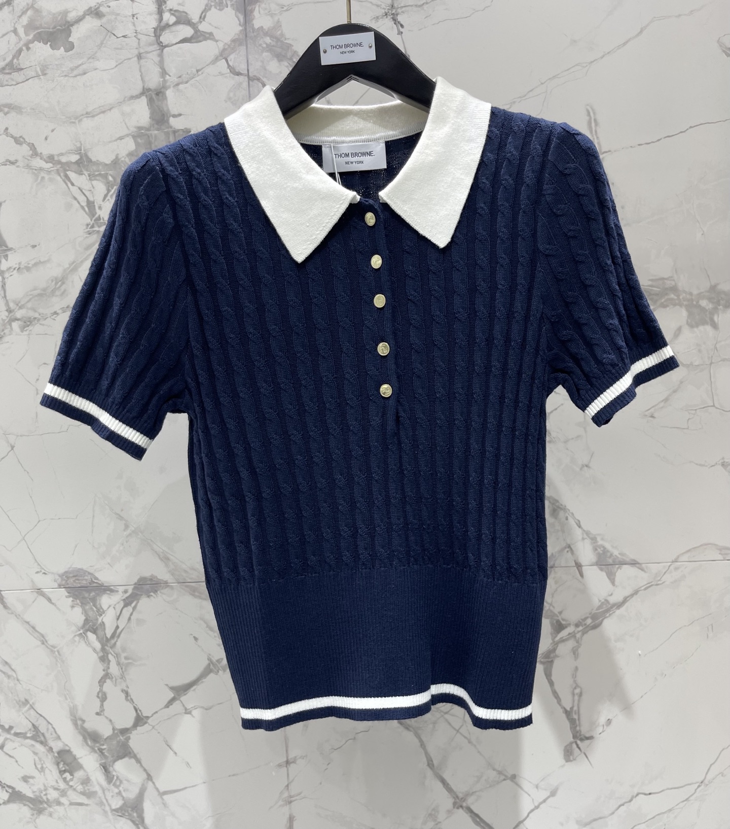 𝗧𝗵𝗼𝗺 𝗕𝗿𝗼𝘄𝗻* TB Polo领撞色绞花针织衫Polo领显精神，绞花细节好有质感，撞色一搭瞬间亮