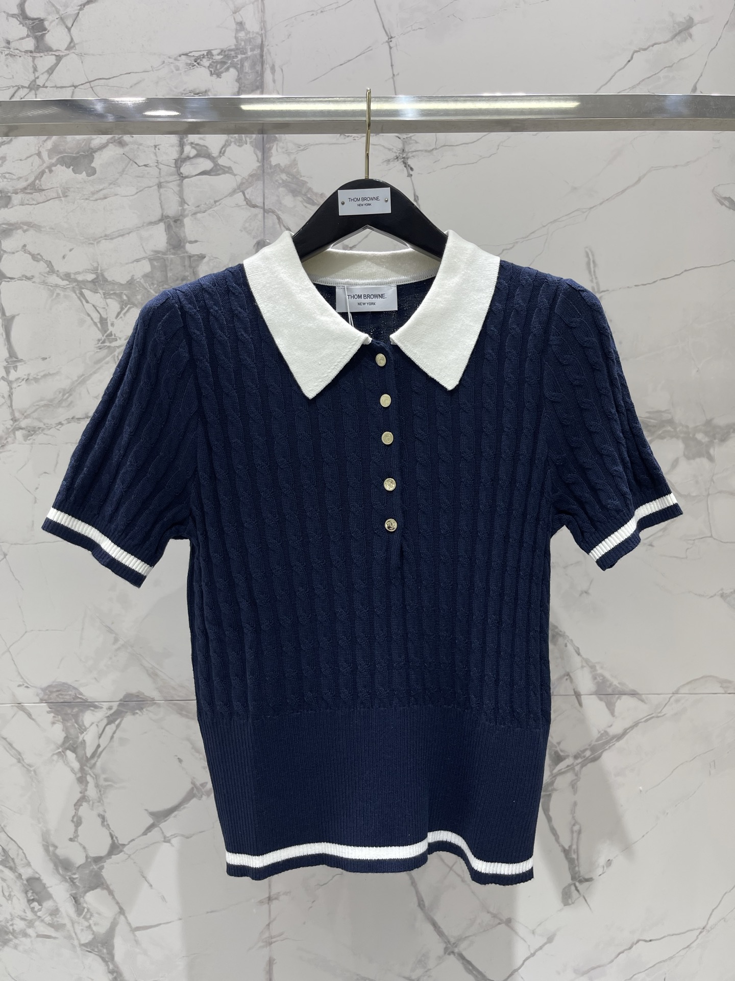 𝗧𝗵𝗼𝗺 𝗕𝗿𝗼𝘄𝗻* TB Polo领撞色绞花针织衫Polo领显精神，绞花细节好有质感，撞色一搭瞬间亮
