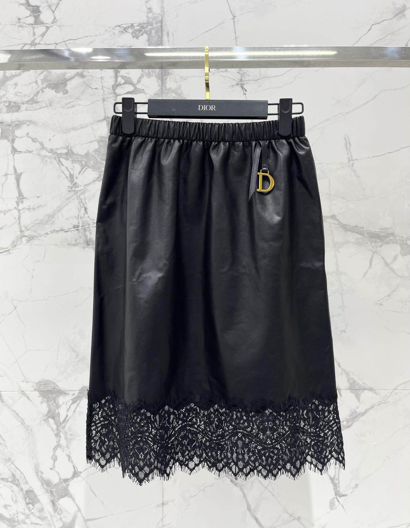 NO:944990,* Dior lace elastic waist mid-length spliced ​​skirt. The lace part is as soft as a cloud. The elastic waist is super friendly to the figure. The splicing design balances elegance and sexiness just right. When you take two steps, the hem of the skirt will sway, and you will feel full of nobility~ You can’t hide the sense of luxury. I love this effortless nobility!  ” It’s really hard not to love! p SML, Dior-clothing, dior, skirts,19860909* 迪奥蕾丝松紧腰中长拼接半身裙 蕾丝部分柔到像云朵,松紧腰对身材超友好,拼接设计把优雅和小性感平衡得刚刚好,走两步裙摆摇曳的样子,贵气感直接拉满～ 高级感藏都藏不住,爱惨了这种毫不费力的贵气！” 真的很难不爱啊！ p 码数SML,迪奥-服装,dior,skirts,,Women's clothing