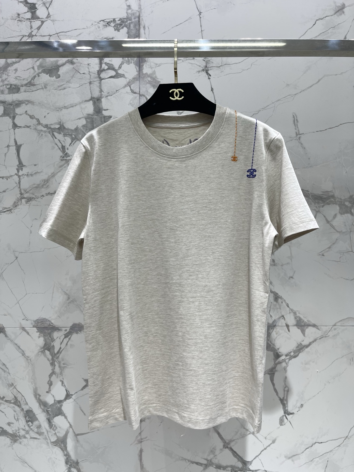 NO:829034,* Xiaoxiang's new simple solid-color embroidered cotton short-sleeves, classic solid-color design, gentle and versatile, not picky about skin color at all!  The color of the embroidery is perfectly integrated with the body of the garment, as if it is growing out of the fabric. It is not obtrusive at all and has a high-end feel!  The fabric has been specially treated and has strong wrinkle resistance. It won't wrinkle after sitting for a long time. It has excellent elasticity. It is slim but not tight, allowing you to move freely without feeling restricted at all!  Size SML, Chanel-clothing, chanel, T-shirt,19860909* 小香新款简约纯色刺绣棉质短袖 经典纯色设计,温柔又百搭,完全不挑肤色！ 刺绣颜色与衣身完美融合,像从面料里长出来的一样,完全不会突兀,高级感拿捏了！ 面料经过特殊处理,抗皱性强,久坐不起皱,弹性超好,修身但不紧绷,活动自如,完全不会有束缚感！ 码数SML,香奈儿-服装,chanel,T-shirt,,Women's clothing