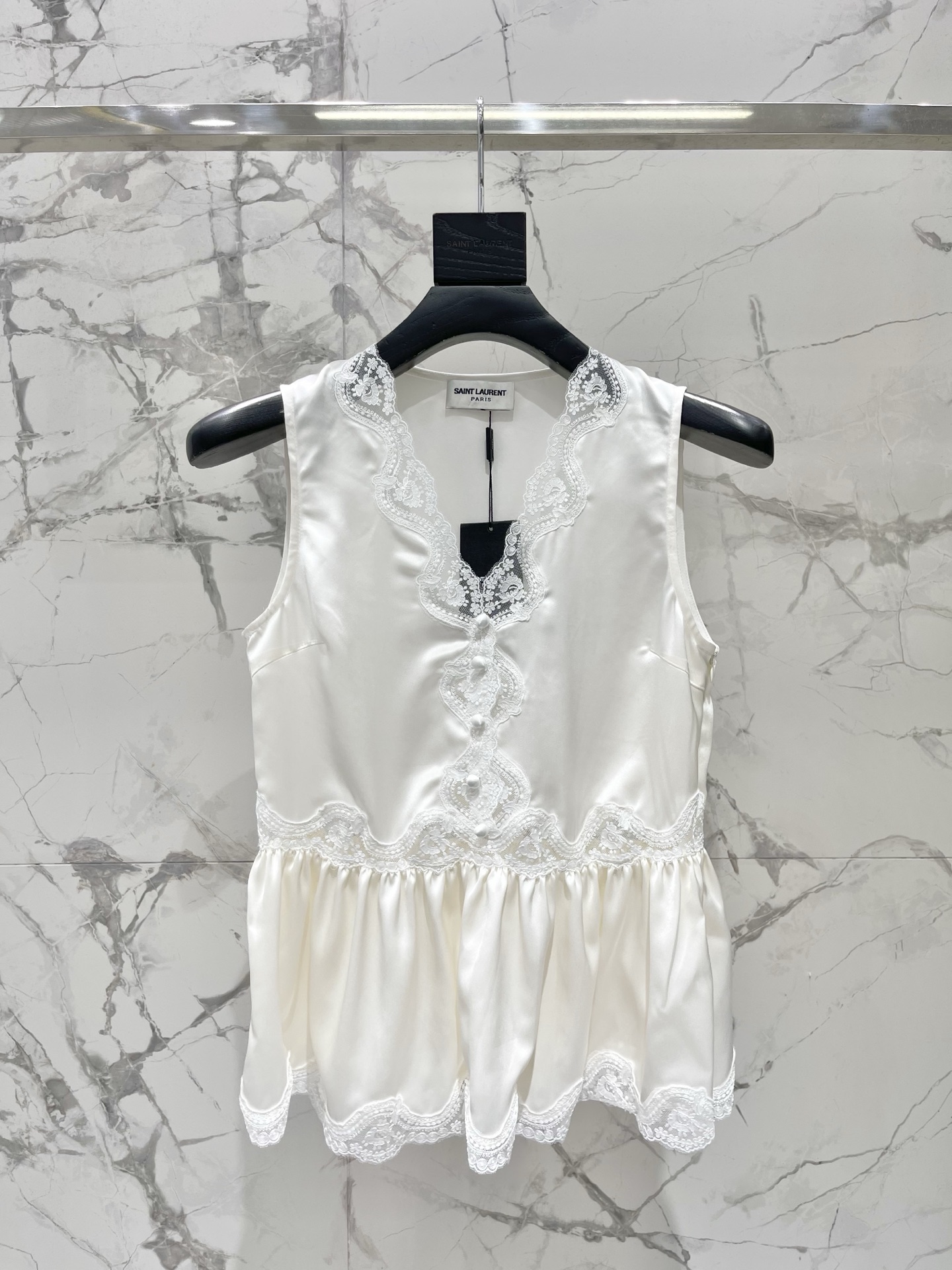 NO:932726,*Holy Family Holiday Lace Splicing Acetate Sleeveless Vest Lace splicing + acetate fabric, cool and sexy!  The acetic acid fabric has its own luster, which makes it feel windy when you walk, giving you an aura of 2.8 meters!  It's soft and skin-friendly, so even those with sensitive skin can use it with confidence!  Breathability is amazing!  You won’t feel sweaty when wearing it in the summer, and you won’t be afraid of the cold when you blow in the wind at the beach. It’s a must-have item for vacation!  Super anti-wrinkle, no regrets when you close your eyes, size SML, saint laurent-clothing, saint laurent,19860909*圣家度假蕾丝拼接醋酸无袖背心 蕾丝拼接+醋酸面料,清凉又撩人！醋酸面料自带光泽感,走路带风,气场两米八！ 软糯亲肤,敏感肌姐妹也能放心冲！透气性绝了！夏天穿不闷汗,海边吹风也不怕冷,度假必备神器！抗皱性超强 闭眼入不后悔 码数SML,圣罗兰-服装,saint laurent,,Women's clothing