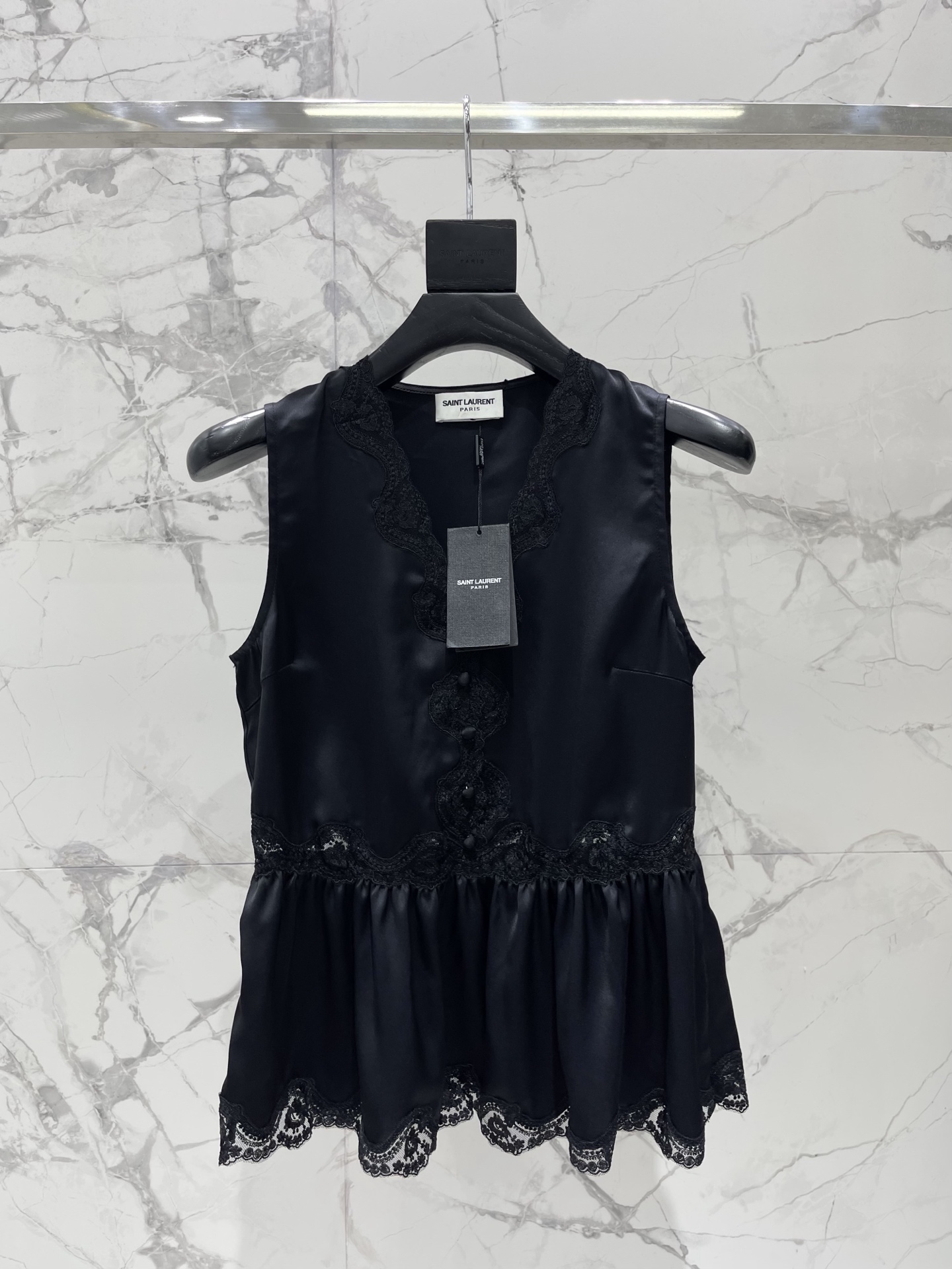 NO:932738,*Holy Family Holiday Lace Splicing Acetate Sleeveless Vest Lace splicing + acetate fabric, cool and sexy!  The acetic acid fabric has its own luster, which makes it feel windy when you walk, giving you an aura of 2.8 meters!  It's soft and skin-friendly, so even those with sensitive skin can use it with confidence!  Breathability is amazing!  You won’t feel sweaty when wearing it in the summer, and you won’t be afraid of the cold when you blow in the wind at the beach. It’s a must-have item for vacation!  Super anti-wrinkle, no regrets when you close your eyes, size SML, saint laurent-clothing, saint laurent,19860909*圣家度假蕾丝拼接醋酸无袖背心 蕾丝拼接+醋酸面料,清凉又撩人！醋酸面料自带光泽感,走路带风,气场两米八！ 软糯亲肤,敏感肌姐妹也能放心冲！透气性绝了！夏天穿不闷汗,海边吹风也不怕冷,度假必备神器！抗皱性超强 闭眼入不后悔 码数SML,圣罗兰-服装,saint laurent,,Women's clothing