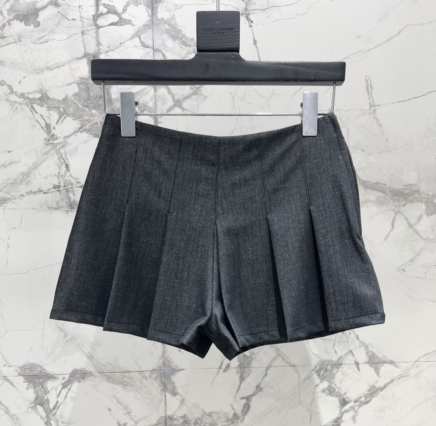 Шорты женские плиссированные черные Saint Laurent
