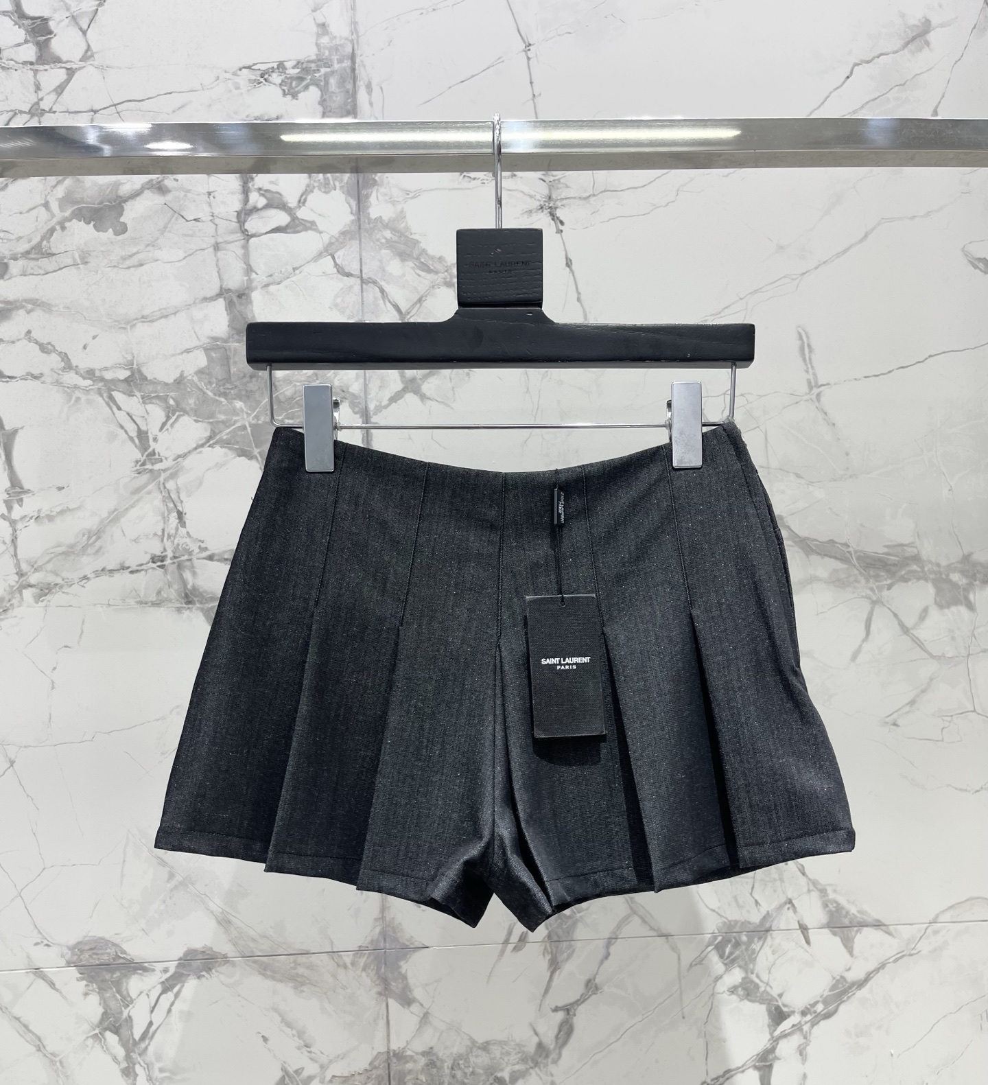 Шорты женские плиссированные черные Saint Laurent
