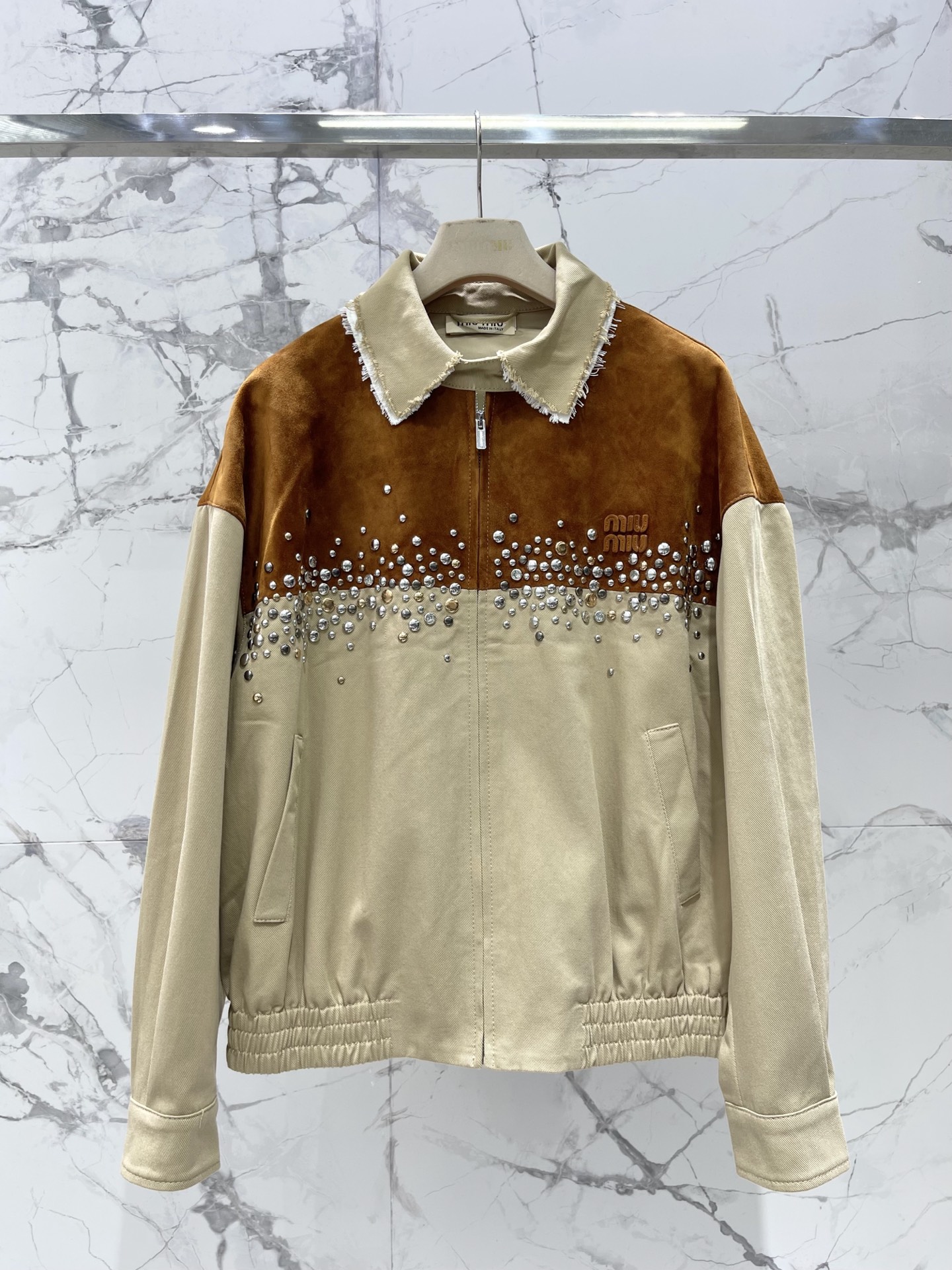 NO:931309,*Miu Miu's new rhinestone suede splicing jacket is decorated with rhinestones and is inlaid with rhinestones. It blingbling under the light, like wearing the 'Galaxy' on your body, the atmosphere is directly like a god!  The suede stitching is soft to the touch, and you can’t hide the high-end feel!  The short cut raises the waistline, optimizes body proportions, and makes the legs two meters longer, making it easy for even a small person to control it!  ♀ Matching suggestions can be worn with high-waisted pants, skirts, leather skirts, blazers, etc., suitable for parties, dates, dinners, music festivals and other occasions. Size SML, Miu Miu-clothing, skirts, jackets & coats, jackets & coats, business suit,19860909*缪缪新款水钻绒面拼接夹克外套 水钻装饰镶嵌水钻,灯光下blingbling,像把“银河”穿在身上,氛围感直接封神！ 绒面拼接触感柔软,高级感藏不住！ 短款剪裁拉高腰线,优化身材比例,显腿长两米,小个子也能轻松驾驭！♀ 搭配建议可搭高腰裤、半裙、皮裙、西装外套等,适合派对、约会、晚宴、音乐节等场合 码数SML,缪缪-服装,skirts,jackets & coats,jackets & coats,business suit,,Women's clothing