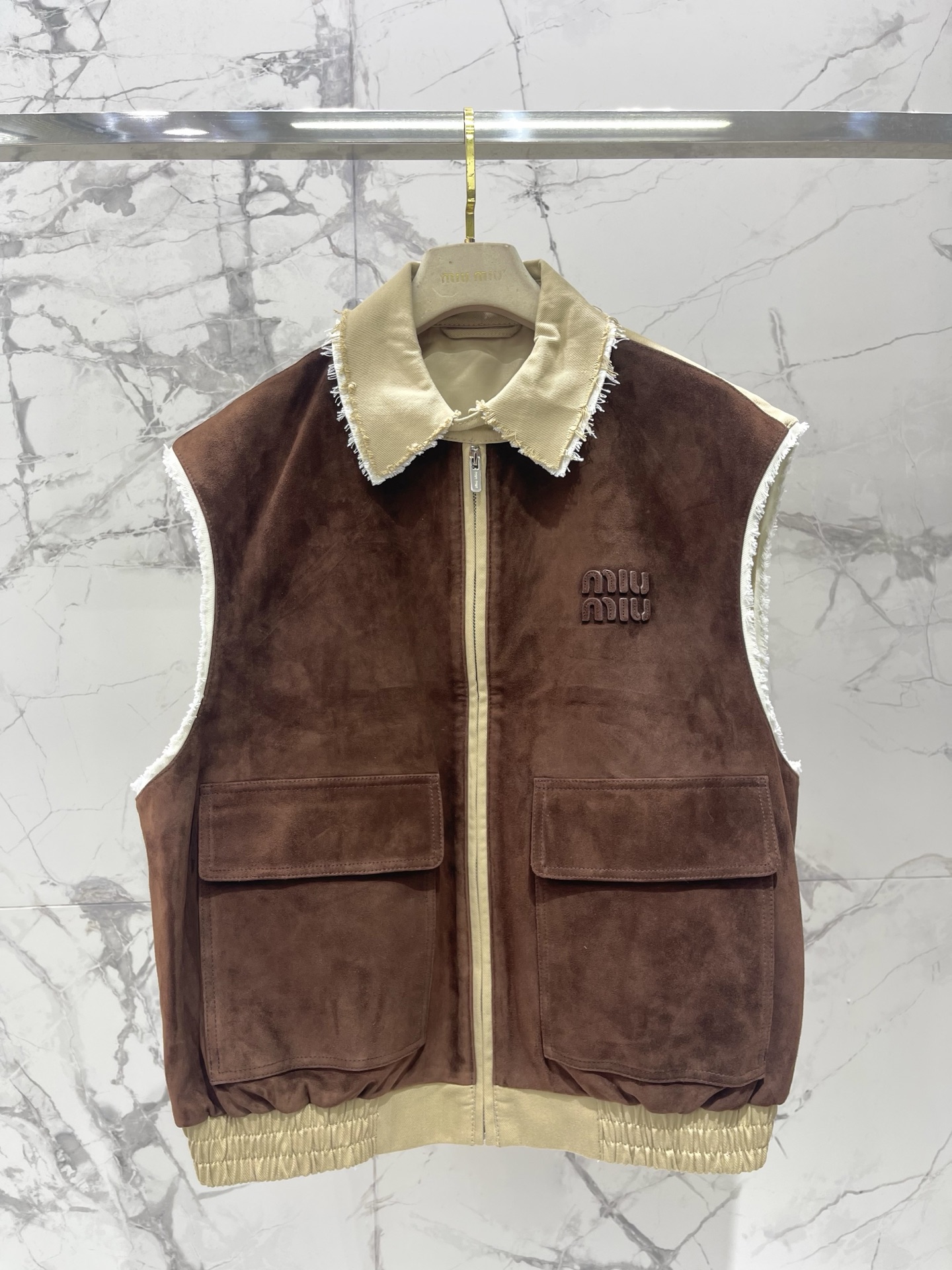 NO:931320,*Miu Miu's new women's suede color-blocked vest jacket. The suede material is made of high-grade suede fabric, which is soft to the touch. It comes with a retro filter and adds a full sense of atmosphere!  The color matching design is rich in layers, fashionable and high-end!  The short cut of the vest version raises the waistline, optimizes the body proportions, and makes the legs two meters longer, which can be easily controlled by small people!  ♀ Size SML, Miu Miu-clothing, jackets & coats, chamois leather,19860909*缪缪新款女士麂皮拼色马甲外套 麂皮材质采用高级麂皮面料,触感柔软,自带复古滤镜,氛围感拉满！ 拼色设计层次感丰富,时髦又高级！ 马甲版型短款剪裁,拉高腰线,优化身材比例,显腿长两米,小个子也能轻松驾驭！♀ 码数SML,缪缪-服装,jackets & coats,chamois leather,,Women's clothing
