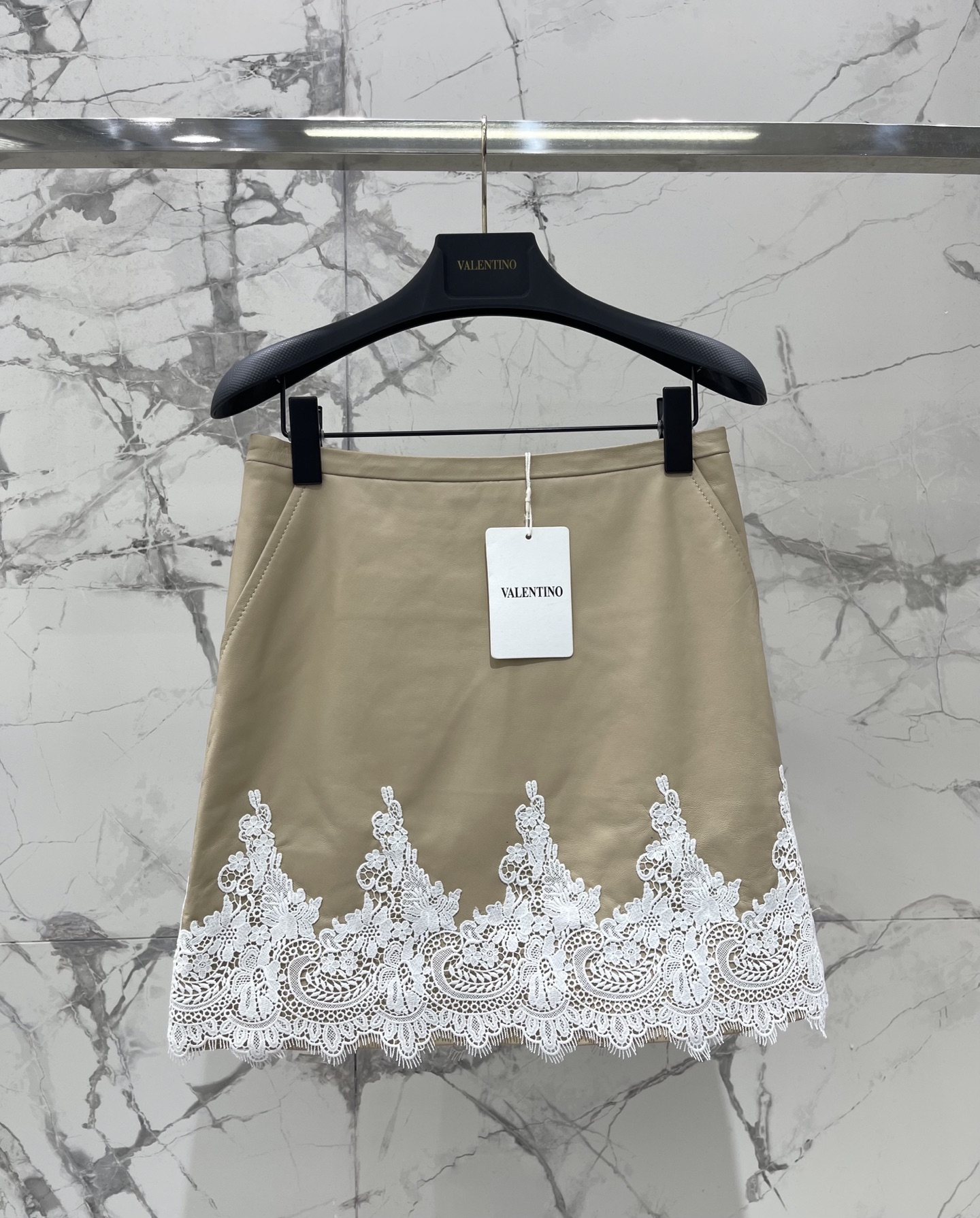 NO:931296,* Heavy-duty spliced ​​lace high-waisted A-line skirt. The lace hem is slightly sexy, so be careful with it!  The sheepskin material has a high-end feel, is soft to the touch, and has its own luster. It feels windy when you walk, and your aura is full!  The high-waisted A-line version raises the waistline, optimizes body proportions, and makes the legs two meters longer. Sisters with pear-shaped/wide hips close their eyes and enter!  ♀ Matching suggestions can be worn with crop tops, shirts, knitted vests, suit jackets, etc., suitable for parties, dates, dinners, commuting and other occasions. Size SML, Valentino-clothing, valentino, skirts, jackets & coats, shirts, business suit, sheepskin,19860909* 重工拼接蕾丝花边高腰A字半身裙 蕾丝花边下摆若隐若现的性感,小心机拿捏！ 绵羊皮材质高级感爆棚,触感柔软,自带光泽感,走路带风,气场全开！ 高腰A字版型拉高腰线,优化身材比例,显腿长两米,梨形/胯宽姐妹闭眼入！♀ 搭配建议可搭短款上衣、衬衫、针织背心、西装外套等,适合派对、约会、晚宴、通勤等场合 码数SML,华伦天奴-服装,valentino,skirts,jackets & coats,shirts,business suit,sheepskin,,Women's clothing