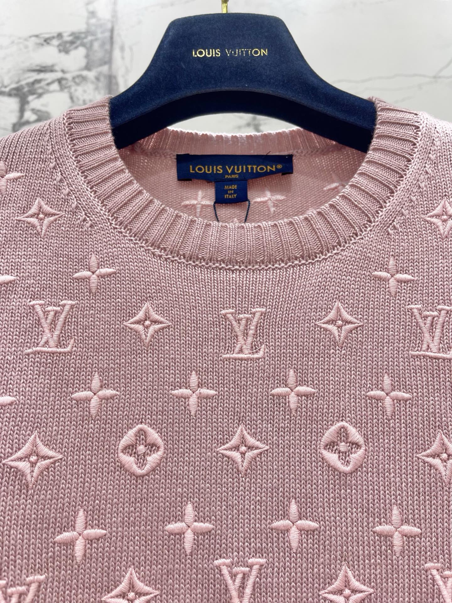Свитер женский розовый с вышивкой монограммой Louis Vuitton