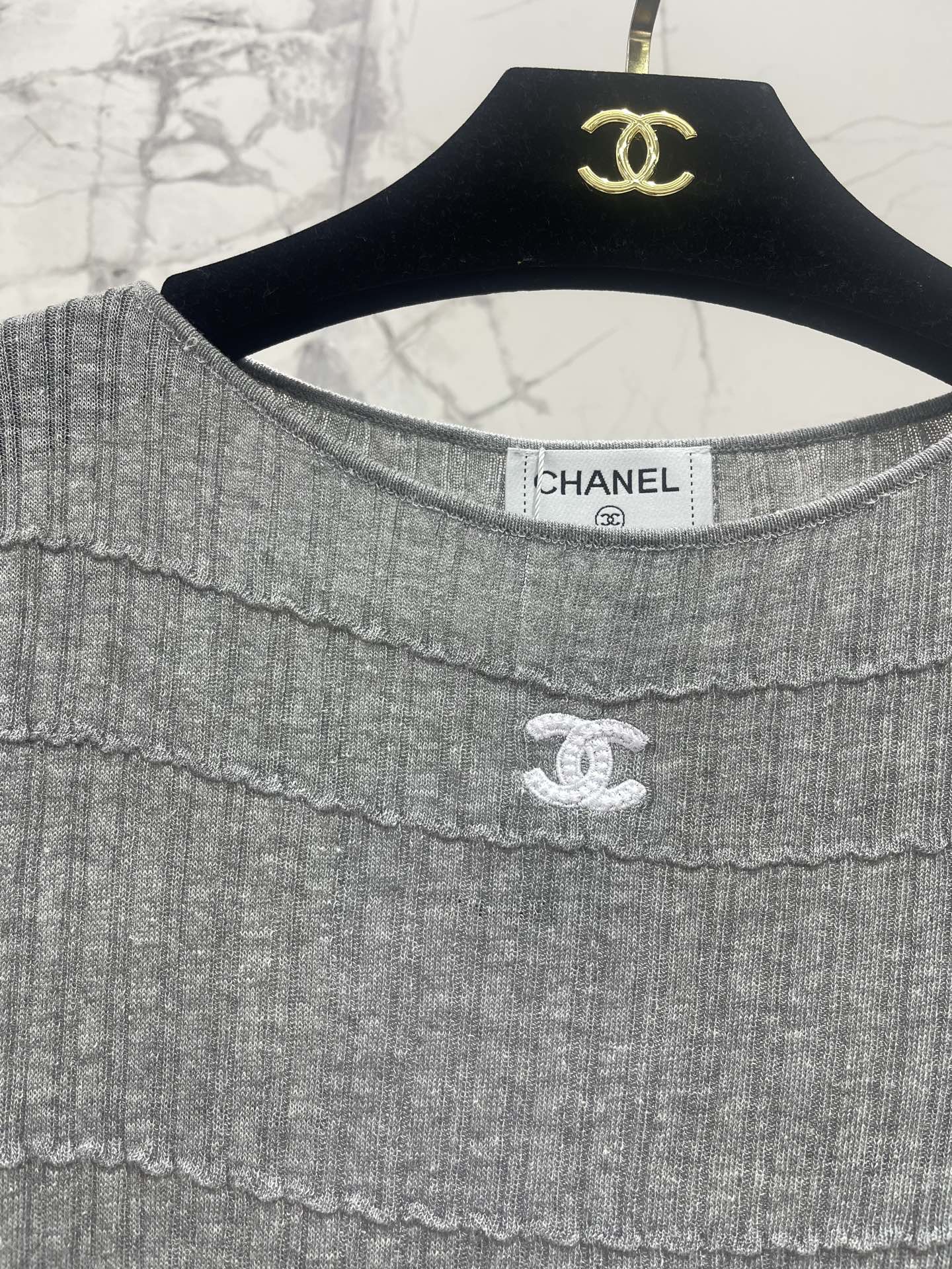 Женский серый трикотажный джемпер с узором Chanel
