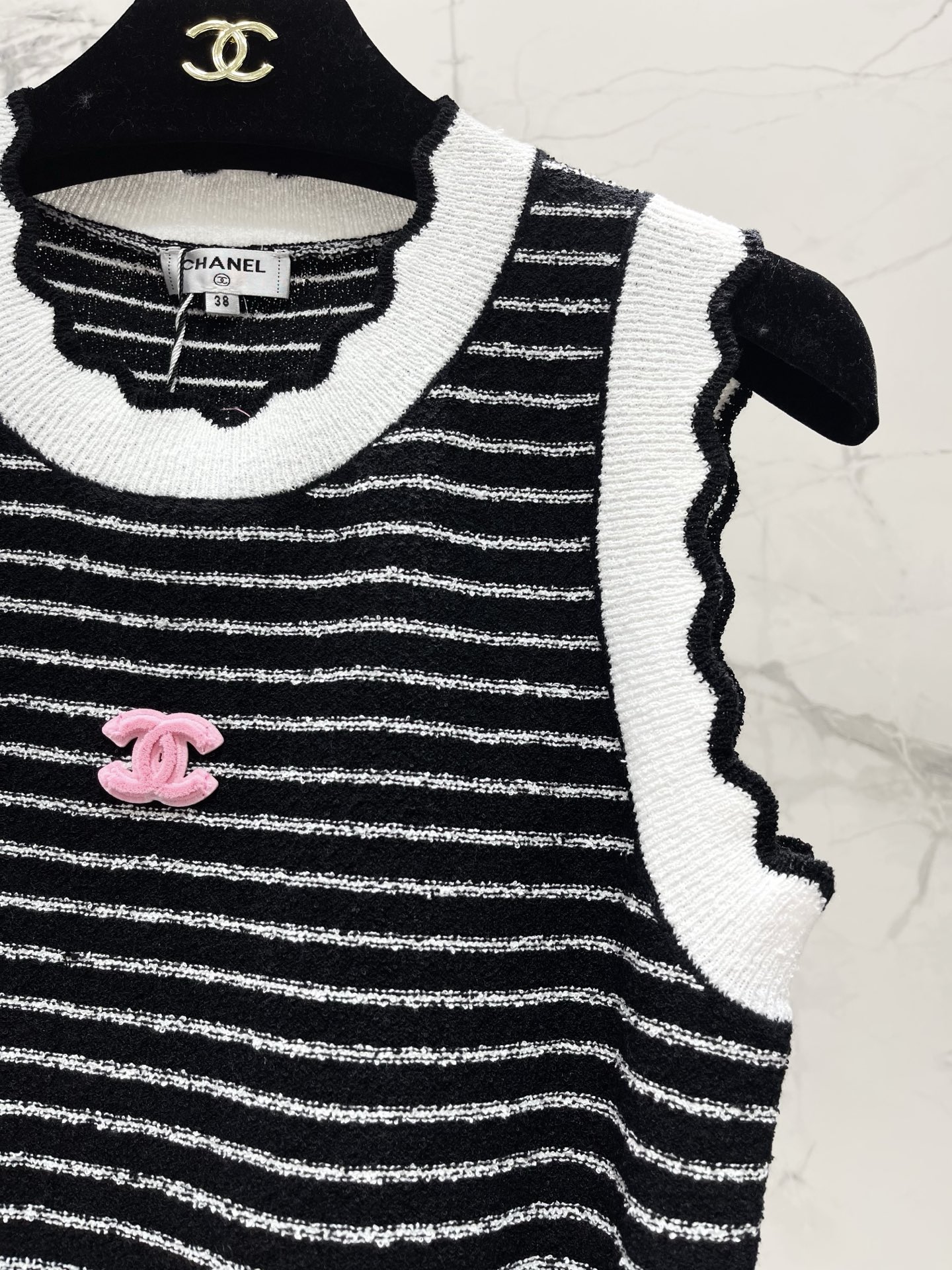 Женский вязаный жилет с полосками и нашивкой Chanel