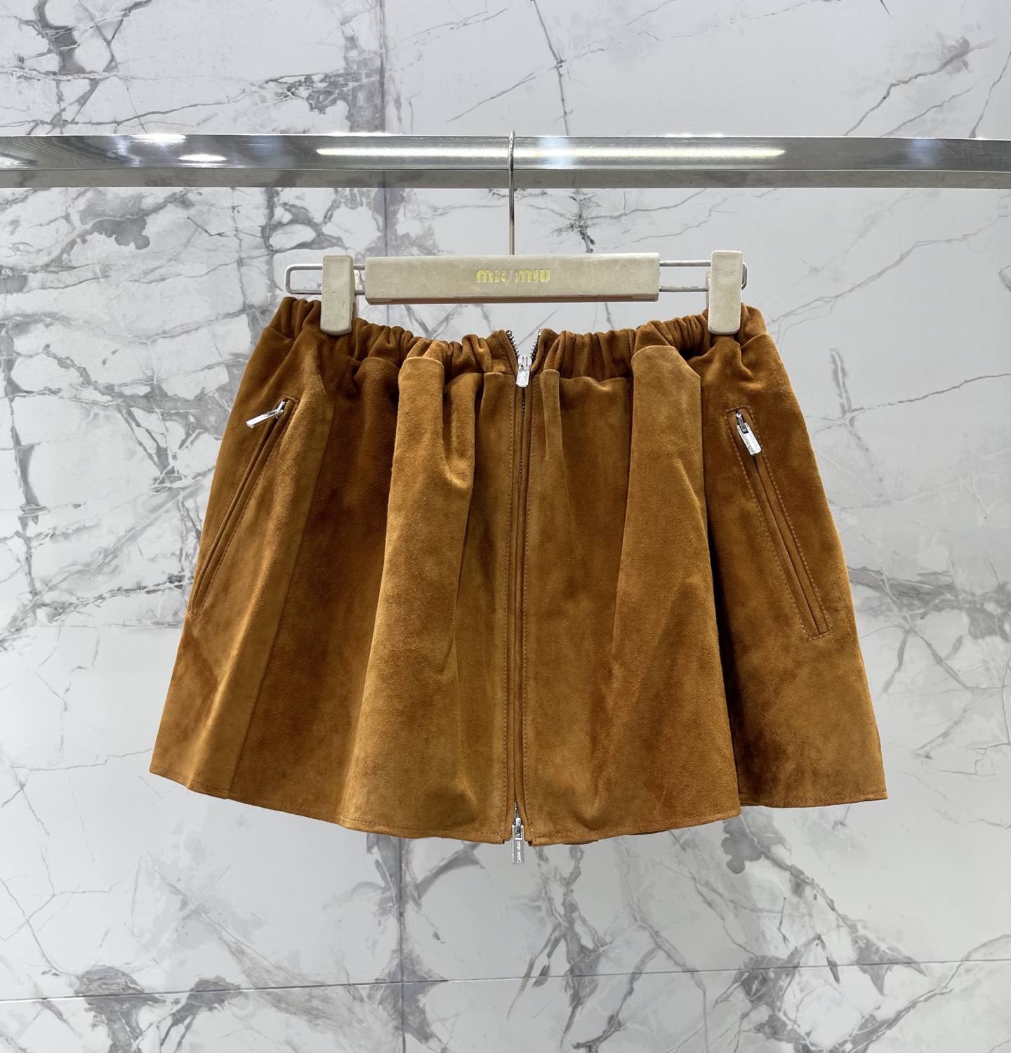 NO:931323,*Miu Miu's new suede pleated skirt, caramel brown, is simply an exclusive color for autumn and winter, and it directly brings out the retro atmosphere! The texture is soft and has a bit of shimmer. Wear it and you will be the most beautiful kid on the streets in autumn and winter! High waist + A-shaped door, slimming and flattering body proportions, even small sisters can easily control it! The metal logo belt is embellished with details, full of college style, and it feels like you are back in school in one second! Size SML, Miu Miu-clothing, skirts, chamois leather,19860909*缪缪新款麂皮绒百褶半身裙 焦糖棕色 ,简直是秋冬的专属色,复古氛围感直接拉满！质地柔软还带点微光,穿上它你就是秋冬街头最靓的崽！ 高腰+A字版型門,显瘦又修饰身材比例,小个子姐妹也能轻松驾驭！金属徽标腰带点缀细节,学院风满满念,仿佛一秒回到了校园时光！ 码数ＳＭＬ,缪缪-服装,skirts,chamois leather,,Women's clothing