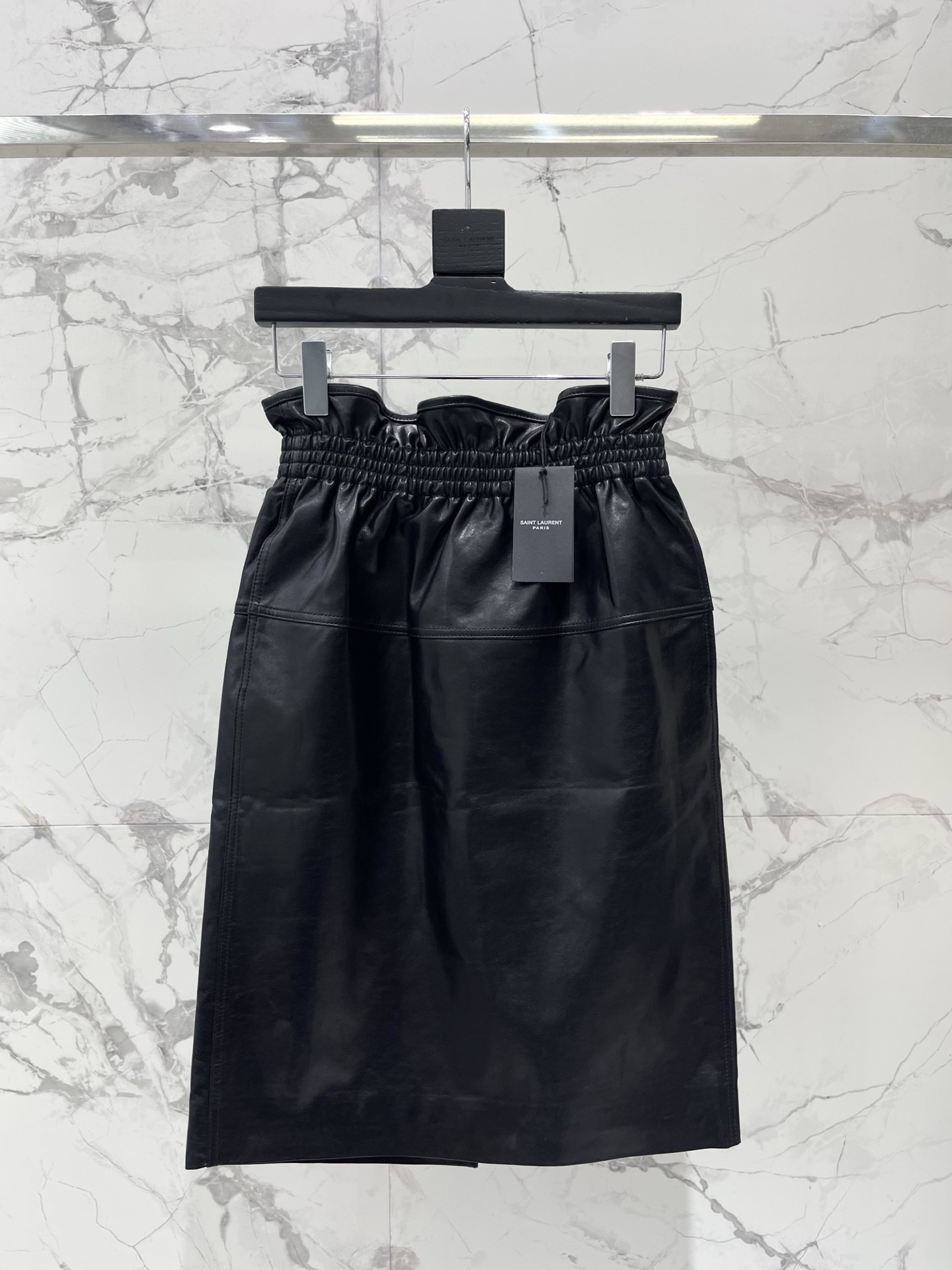 NO:931312,*Holy Family's new pleated pencil skirt for women really captures 'French elegance + neat high-end sense'. The genuine leather fabric is soft but very stiff, and it is very close to the skin. The pencil skirt is cut to enhance the waist-to-hip ratio. It has just the right sense of wrapping, not too tight but full of curves.  Wearing it with a shirt is an elite look in the workplace, and with a knitted sweater, it can be gentle and a little sexy. It can be used every day at work, on dates, or at small gatherings. Wearing it will make you walk with style. It has been praised as 'like a French heroine in a movie'!  'The texture of this leather skirt is so good.' This feeling of just the right balance between elegance and aura really irritates me. Size SML, Saint Laurent-clothing, saint laurent, skirts, shirts,19860909*圣家新款女士褶皱铅笔裙 真的把“法式优雅+利落高级感”拿捏得死死的 真皮面料软乎乎却很挺括,贴身穿亲肤度满分,铅笔裙剪裁把腰臀比衬得巨好,包裹感恰到好处,不会过分紧绷但曲线感拉满 搭衬衫是职场精英调调,配针织衫又能温柔中带点小性感,日常上班、约会或者参加小聚会,穿上它走路都带风,被夸“像电影里的法式女主角”！ “这皮裙质感也太好了吧”,这种把优雅和气场平衡得刚刚好的感觉,真的太戳我啦 码数SML,圣罗兰-服装,saint laurent,skirts,shirts,,Women's clothing