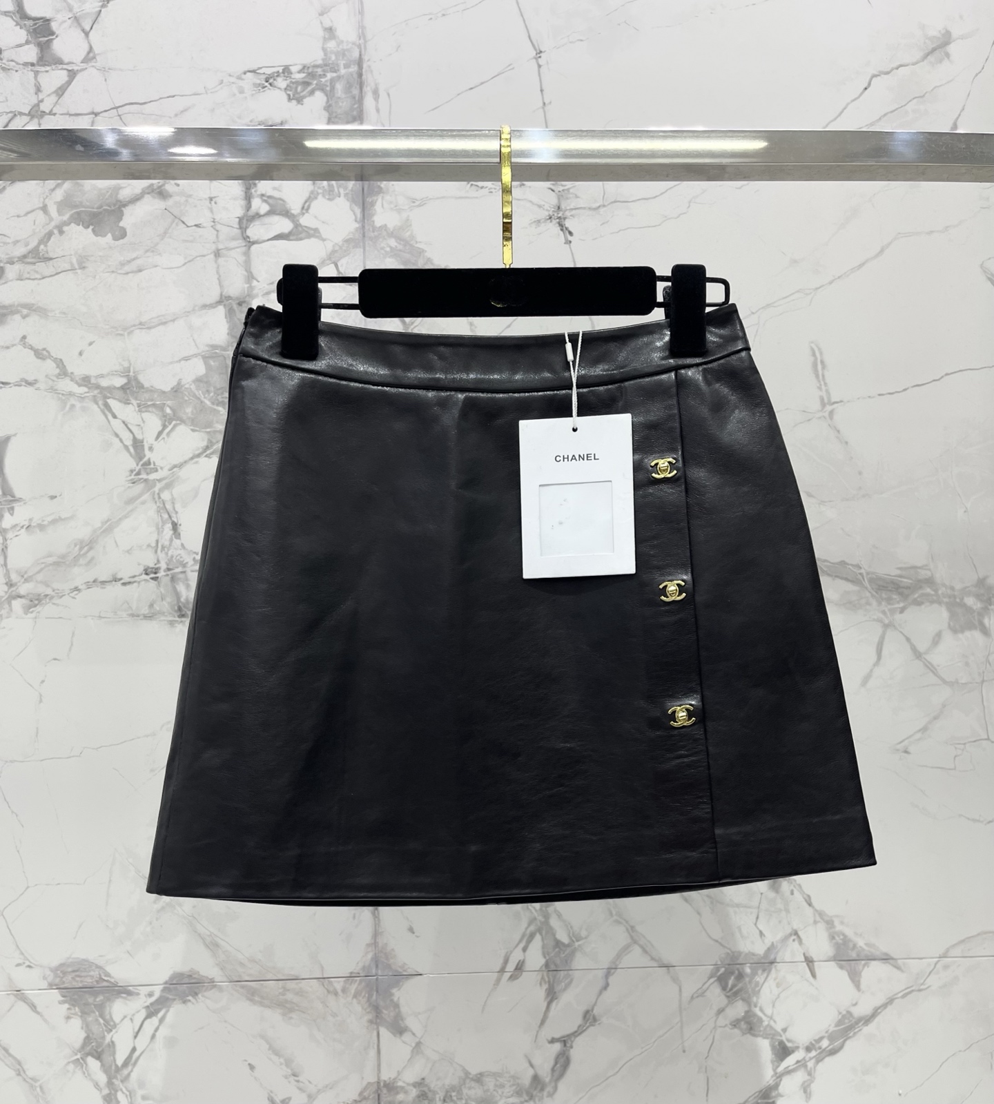 NO:891812,*Xiaoxiang's new metal button design mini skirt. The matte soft leather feels like Luyun. It has no hard plastic feel at all. It is very comfortable to wear cool and silky against the legs. The high-waist cut is just stuck at the thinnest part of the waistline. Even if you wear 155, you can wear it directly to a 30-70 proportion, without weighing you down at all.  Sisters with wide hips and small fleshy legs can just close their eyes and enter. The micro-A skirt just covers the full width of the fake hips, leaving a little margin. Size SML, Chanel-clothing, chanel, skirts,19860909*小香新款金属纽扣设计感迷你短裙 哑光软皮摸起来像撸云,完全没有那种硬邦邦的塑料感,贴腿穿凉丝丝的巨舒服 高腰剪裁刚好卡在腰线最细的位置,155穿都能直接穿出三七分比例,完全不压个子 胯宽腿上有小肉肉的姐妹直接闭眼入,微A的裙摆刚好把假胯宽全兜住,留一丢丢余量完全不勒. 码数SML,香奈儿-服装,chanel,skirts,,Women's clothing