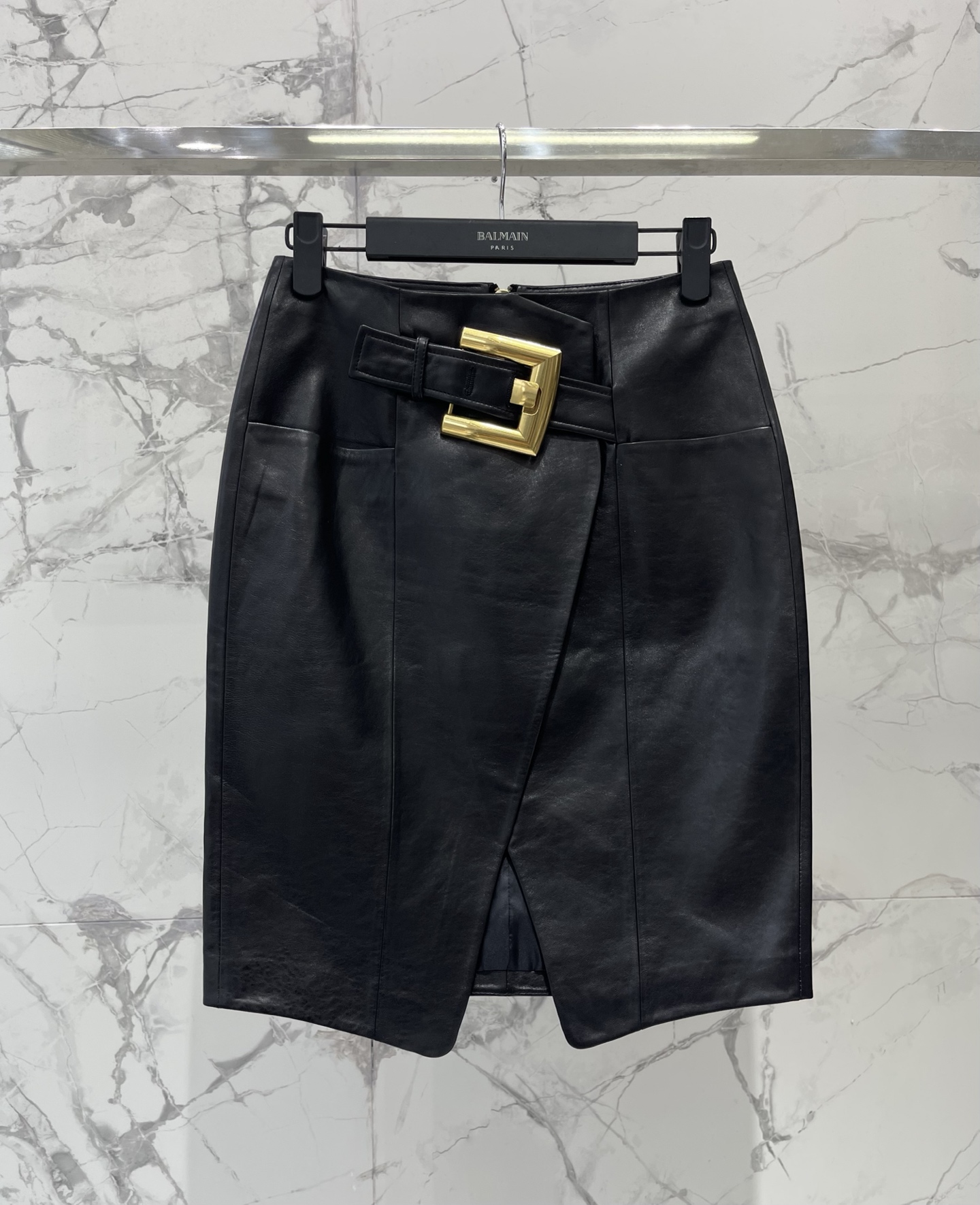 NO:892551,*Bal's genuine leather skirt with gold buckle front slit is crisp and drapey. It fits perfectly against the body curve. The front slit is designed to bring wind when walking. The gold buckle embellishment instantly makes you look noble. Wear it in early spring and you will be the 'center of the crowd'. The style is a hip-hugging style with strong wrapping, which makes the body curves particularly perfect. The careful use of gold buttons and slits gives the perfect balance between sexy and high-end!  Pair it with a simple white shirt or short top, and you will instantly transform into a 'beautiful and sassy urban girl', and your aura will be full. Size SML, Balmain-clothing, balmain, skirts, shirts,19860909*巴尔家金扣前开叉真皮半裙 挺括又有垂感,贴着身体曲线太绝了,前开衩设计走路带风,金扣点缀瞬间显贵,早春穿出去就是“人群焦点”既视感～ 版型是包裹性超强的包臀款,把身材曲线衬得特别绝,金扣和开衩的小心机,让性感和高级感平衡得刚刚好！搭配简单的白衬衫或者短上衣,瞬间化身“又美又飒的都市拽姐”,气场直接拉满 码数SML,巴尔曼-服装,balmain,skirts,shirts,,Women's clothing