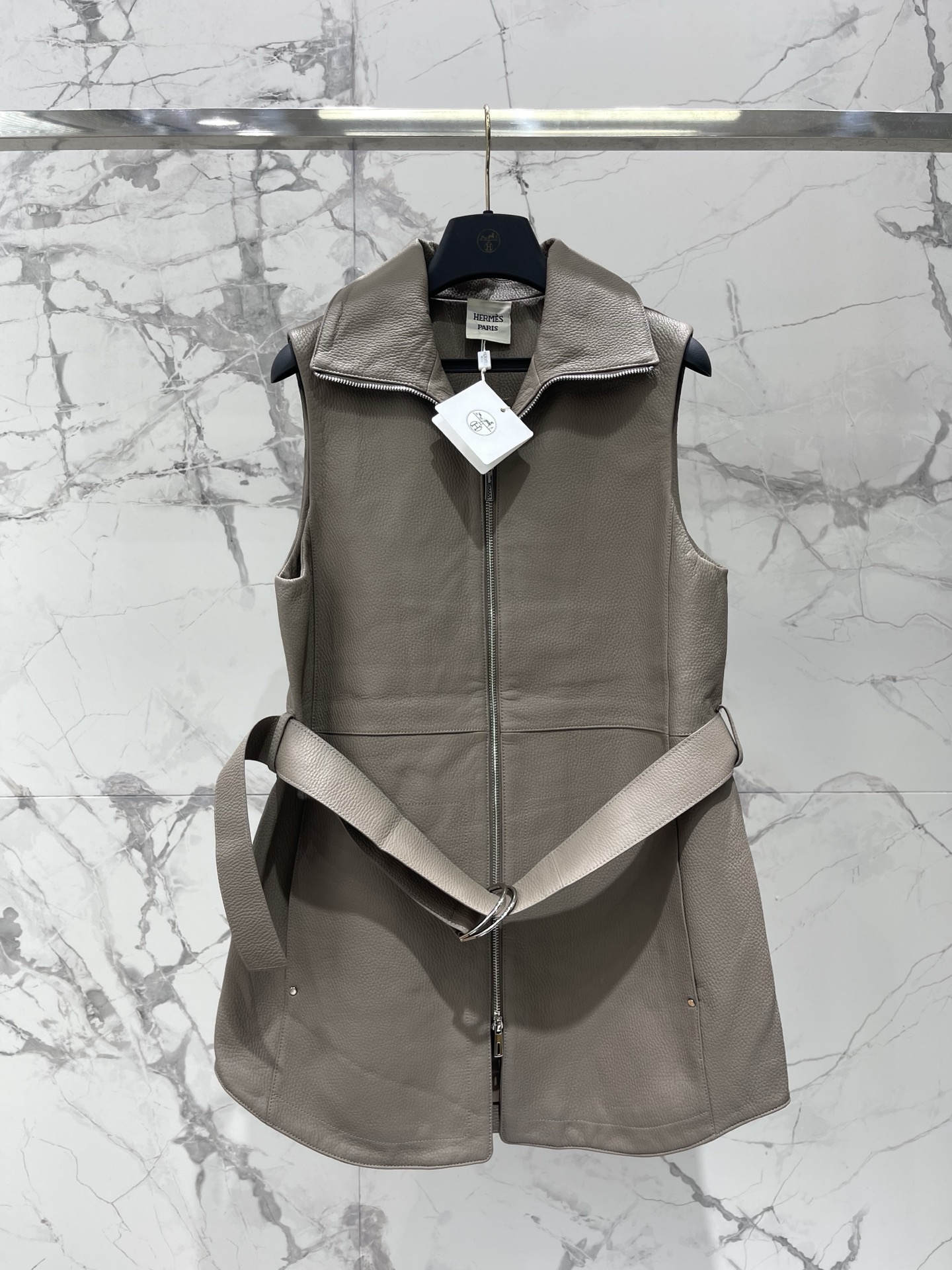 NO:931332,* Hermès has a sassy equestrian style genuine leather vest jacket. The stand-up collar design brings a cool aura, and the cut just raises the waistline, making it appear to have great proportions~ The leather texture is high-end and visible to the naked eye. The pebbled pattern feels soft and tough, and it feels crisp and comfortable to wear!  The secret code of old money feeling, this temperament is really well mastered!  Whoever wears it knows how good it smells!  Size SML, Hermes-clothing,hermes,jackets & coats,19860909* 爱马仕又飒气质马术风真皮马甲外套 立领设计自带飒爽气场,剪裁刚好拉高腰线,显得比例超棒～ 真皮质感肉眼可见的高级,荔枝纹摸起来软糯又有韧性,穿在身上又挺括又舒服！老钱感密码,这气质真的拿捏得死死的！谁穿谁知道有多香！ 码数SML,爱马仕-服装,hermes,jackets & coats,,Women's clothing