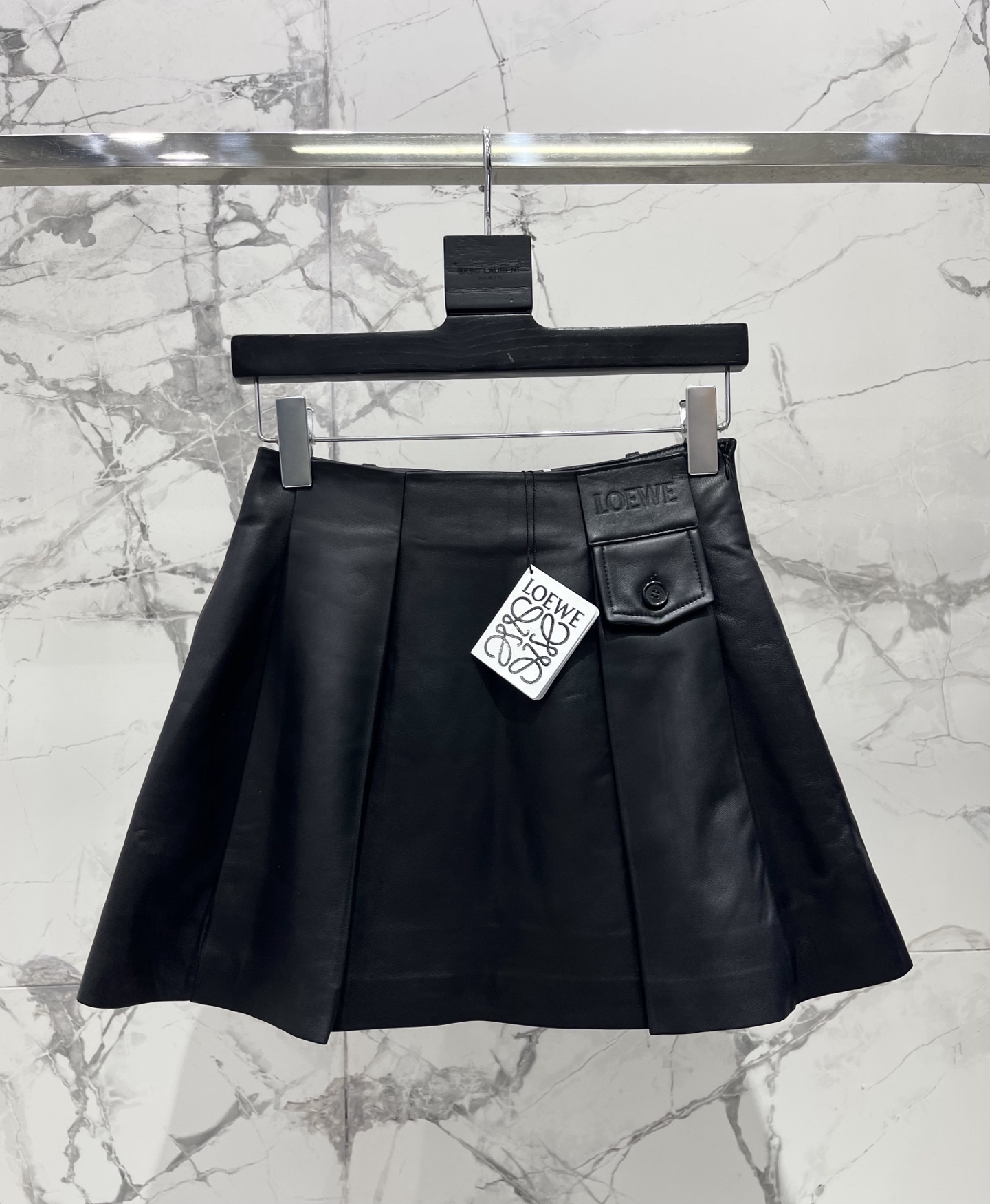 NO:931235,* Loewe's new pleated sheepskin skirt has a versatile style and a high-end feel. The pleated lines are neat, and the A-line shape is very tolerant to the body, making it look slimmer and longer!  Both models are Loewe's signature minimalist sculptural designs. The leather is soft and drapey, and the pleats naturally swing when you move around, giving you a perfect sense of agility!  Whether it is daily commuting or going out on the weekends, it can be easily controlled, with both practicality and design!  Size SML, Loewe-clothing, loewe, loewe, skirts, sheepskin,19860909* 罗意威新款褶裥绵羊皮半身裙 风格百搭不出错,自带高级感.压褶线条利落, A字版型对身材包容性超强,显瘦显腿长！ 两款都是Loewe标志性的极简雕塑感设计,皮革柔软有垂坠感,走动时百褶自然摆动,灵动感满分！ 无论是日常通勤还是周未出街,都能轻松驾驭,实穿性和设计感兼具！ 码数SML,罗意威-服装,loewe,loewe,skirts,sheepskin,,Women's clothing