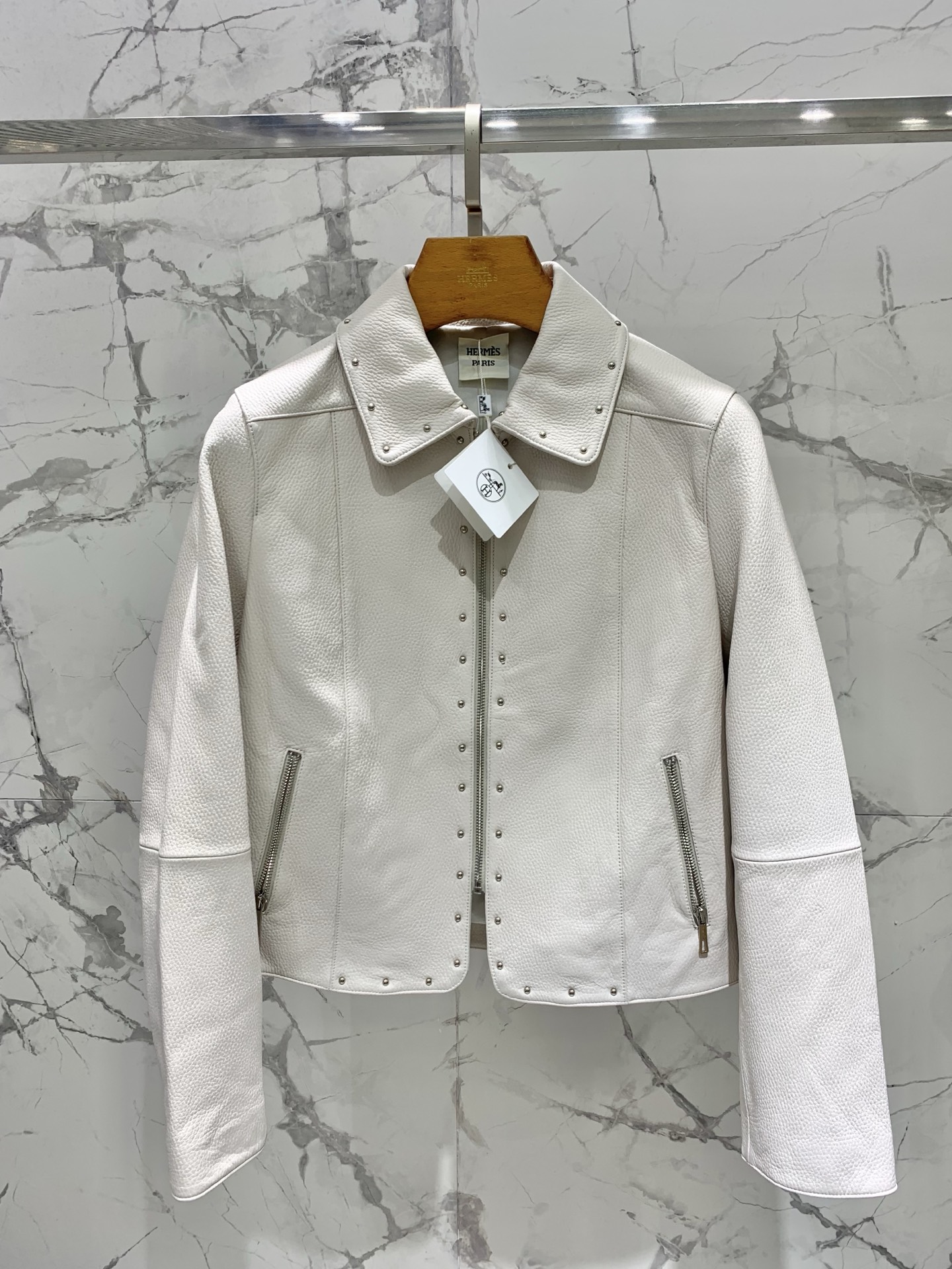 NO:931138,*Hermès’ new rivet leather jacket. The rivet leather jacket is so cool!  Put it on and transform directly into a street girl. Who knows about the aura of 2.8 meters tall!  The leather material is amazing!  It feels soft and waxy yet tough, and it tastes better as time goes by~ The rivet design all over the body is so eye-catching, it dazzles under the light, and it will turn heads as you walk on the road!  The details are also in place!  Metal zipper + rivet decoration, it has a very cool feeling~ The shape is crisp but not soft, and the slimming effect is great. It can be worn with jeans or small skirts to create a different style!  Size SML, Hermes-clothing,hermes,skirts,jeans,jackets & coats,19860909*爱马仕新款铆钉皮革夹克 铆钉皮革夹克也太酷了吧！穿上直接变身街头拽姐,气场两米八谁懂啊！ 真皮材质绝了！摸起来软糯又有韧劲,越穿越有味道～ 满身铆钉设计超吸睛,灯光下闪到晃眼,走在路上回头率直接拉满！ 细节也很到位！金属拉链+铆钉装饰,酷飒感拿捏得死死的～ 版型挺括不软塌,显瘦效果一级棒,搭牛仔裤、小裙子都能穿出不一样的拽范儿！ 码数SML,爱马仕-服装,hermes,skirts,jeans,jackets & coats,,Women's clothing