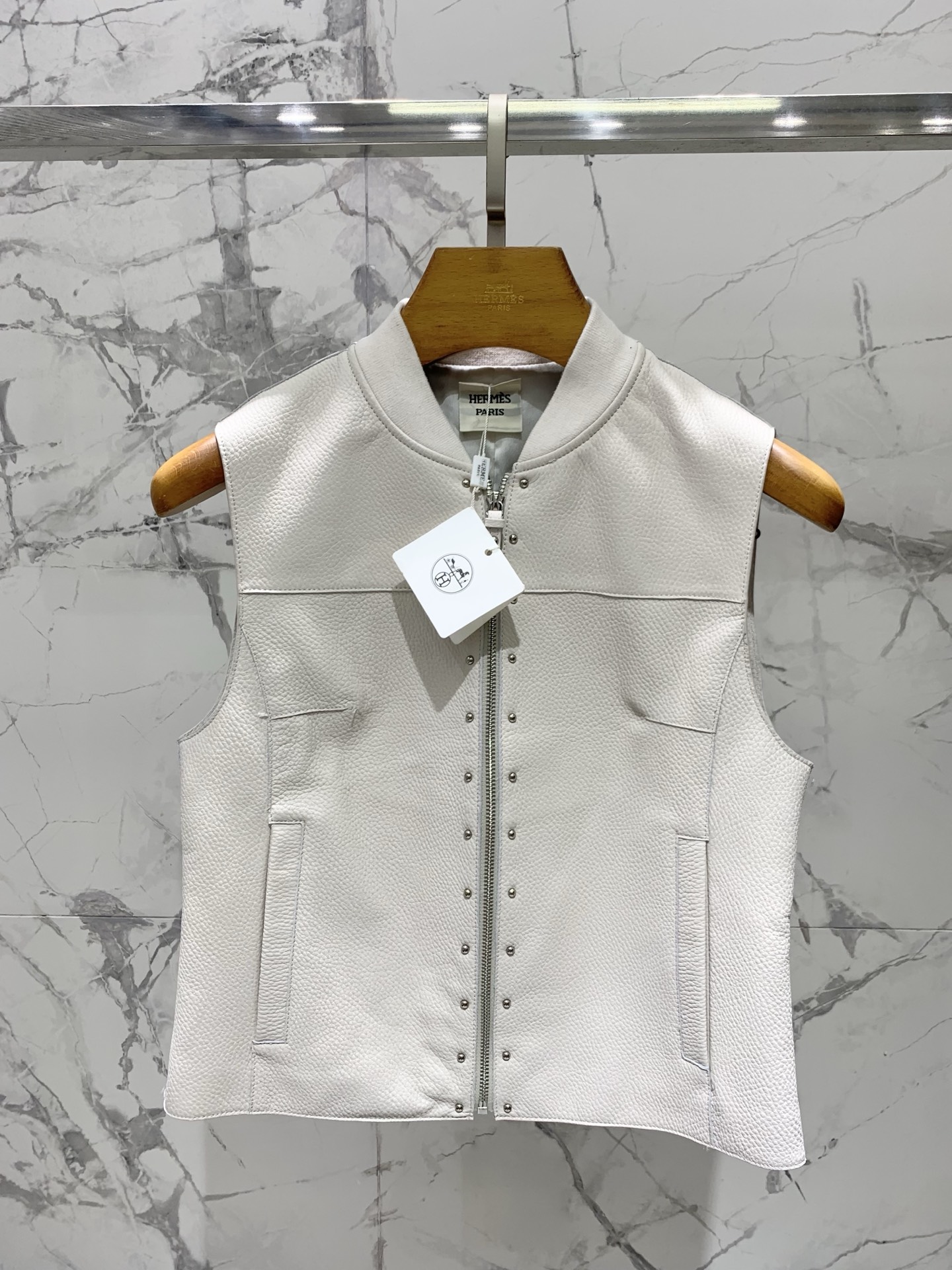 NO:931223,* Hermès’ new slim-fitting goatskin vest. The goatskin material is amazing!  It feels smooth, delicate and tough, the upper body is firm but not slumped, the slim cut accurately outlines the body shape, and the slimming effect directly adds to the classic and versatile look. It can be worn with any inner layer and it will be super high-end!  The detail control is directly ecstatic!  The appliquéd lambskin stand-up collar brings a sense of elegance, the side pockets are practical and beautiful, and you can’t hide the sense of luxury!  Whether you wear a shirt for commuting or a suspender for a date, you can wear it with an old-money style of relaxation ~ Size SML, Hermès-clothing, hermes, shirts, sheepskin,19860909* 爱马仕新款修身山羊皮背心马甲 山羊皮材质绝了！触感光滑细腻又有韧劲,上身挺括不软塌,修身剪裁精准勾勒身形,显瘦效果直接拉满经典百搭,随便搭件内搭都高级到炸！ 细节控直接狂喜！贴花羊羔皮立领自带贵气、侧面口袋实用又好看,藏不住的奢华感！ 不管是搭衬衫通勤还是配吊带约会,都能穿出老钱风的松弛感～  码数SML,爱马仕-服装,hermes,shirts,sheepskin,,Women's clothing