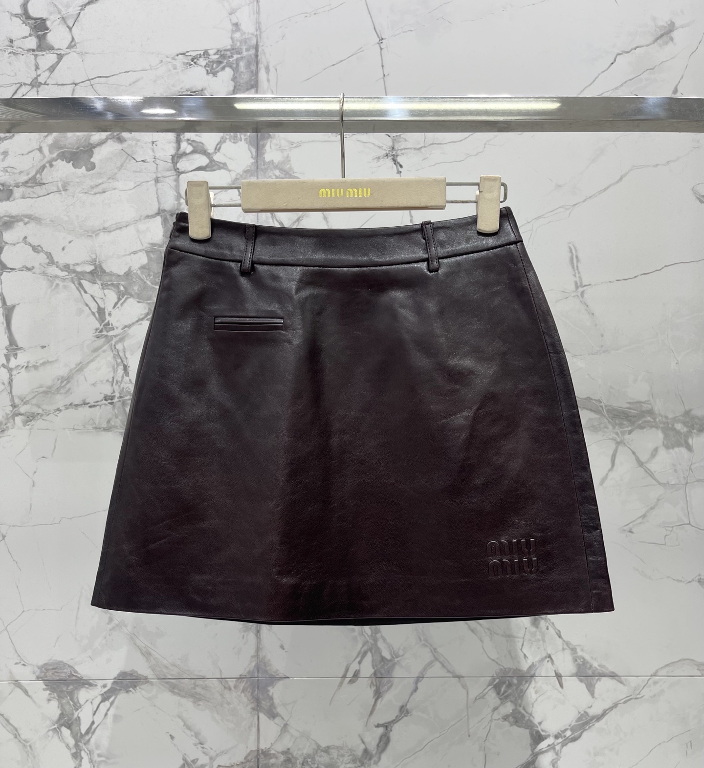 NO:931247,*Miu Miu’s new lettered sheepskin skirt with lettering logo embroidery is super eye-catching!  It is low-key yet brand-recognizable, and the sheepskin leather feels amazing. It feels soft and tough, and has a high-end luster. It shines when you walk ~ The style is a slimming A-line style. The high-waist design quietly raises the waistline. The length of the skirt just covers the calf, which is very friendly to pear-shaped figures!  Pair it with a short top to expose your waist and show off your proportions, or pair it with a long T-shirt for a laid-back and casual look. It looks good no matter how you match it~ Size SML, Miu Miu-clothing, skirts, tees, t-shirts, sheepskin,19860909*缪缪新款字母绵羊皮半裙 字母徽标刺绣超吸睛！低调中带着品牌辨识度,绵羊皮质感绝了,摸起来软糯又有韧劲,自带高级光泽感,行走间都在发光～ 版型是那种显瘦A字款,高腰设计悄悄拉高腰线,裙摆长度刚好遮过小腿肚,对梨形身材超友好！搭配短上衣露腰巨显比例,配长T恤又慵懒随性,怎么搭都好看～ 码数SML,缪缪-服装,skirts,tees，t-shirt,sheepskin,,Women's clothing