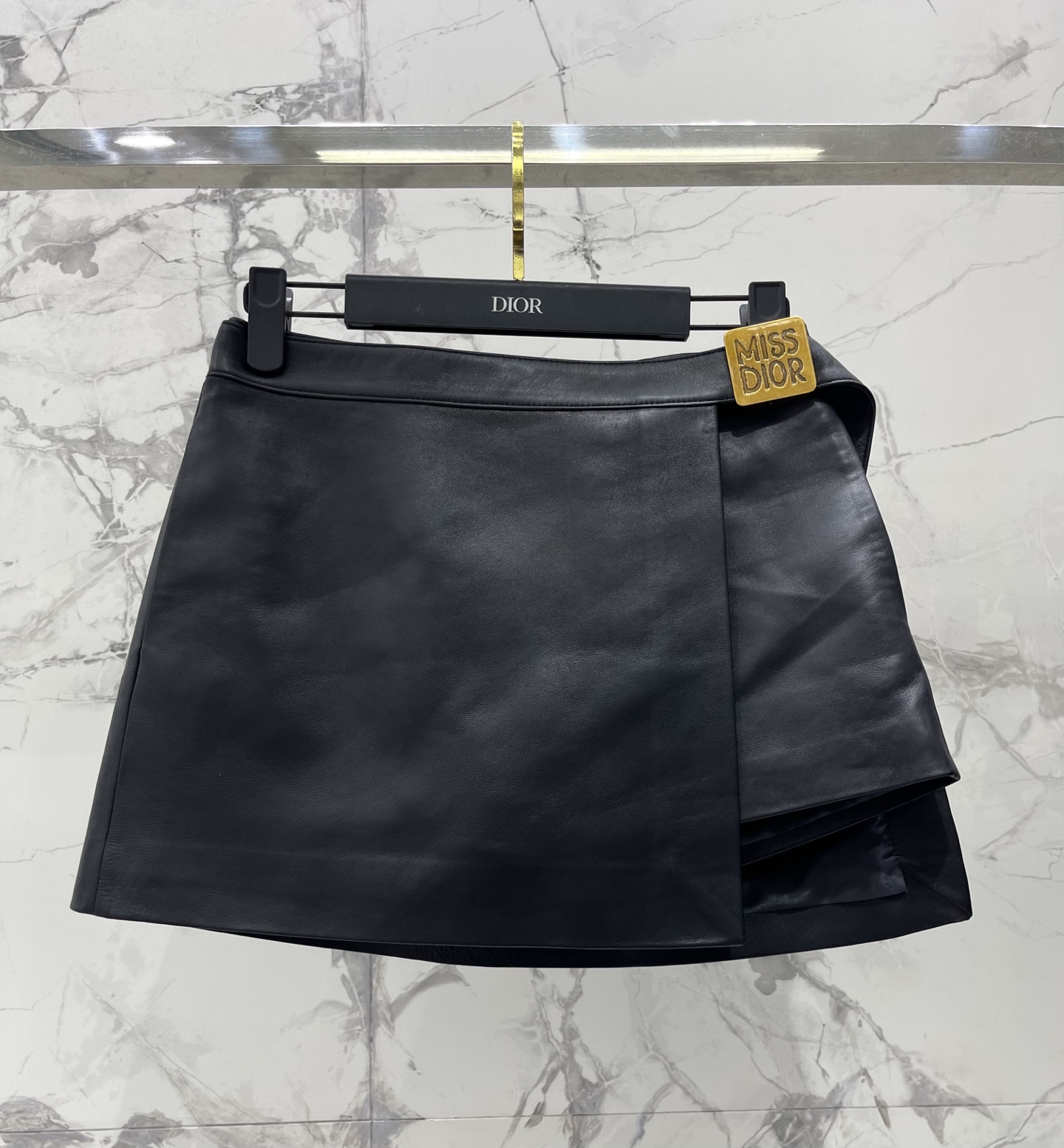 NO:931211,* Dior's new cross-fitting genuine leather hip skirt. Classic leather skirt, cross design, slim fit, made of fine lambskin material, neat and smooth hip lines, embellished with metal buckles, which not only looks high-end but also outlines the body shape. It is suitable for daily or commuting ~ Size SML, Dior-clothing, dior, skirts, sheepskin,19860909* 迪奥新款交叉式修身真皮包臀半身裙 经典款的真皮半身裙,交叉设计,修身版型,采用细腻的小羊皮材质,包臀线条利落流畅,搭配金属扣饰点缀,既显高级又能勾勒身形,日常或通勤穿都很合适～ 码数SML,迪奥-服装,dior,skirts,sheepskin,,Women's clothing