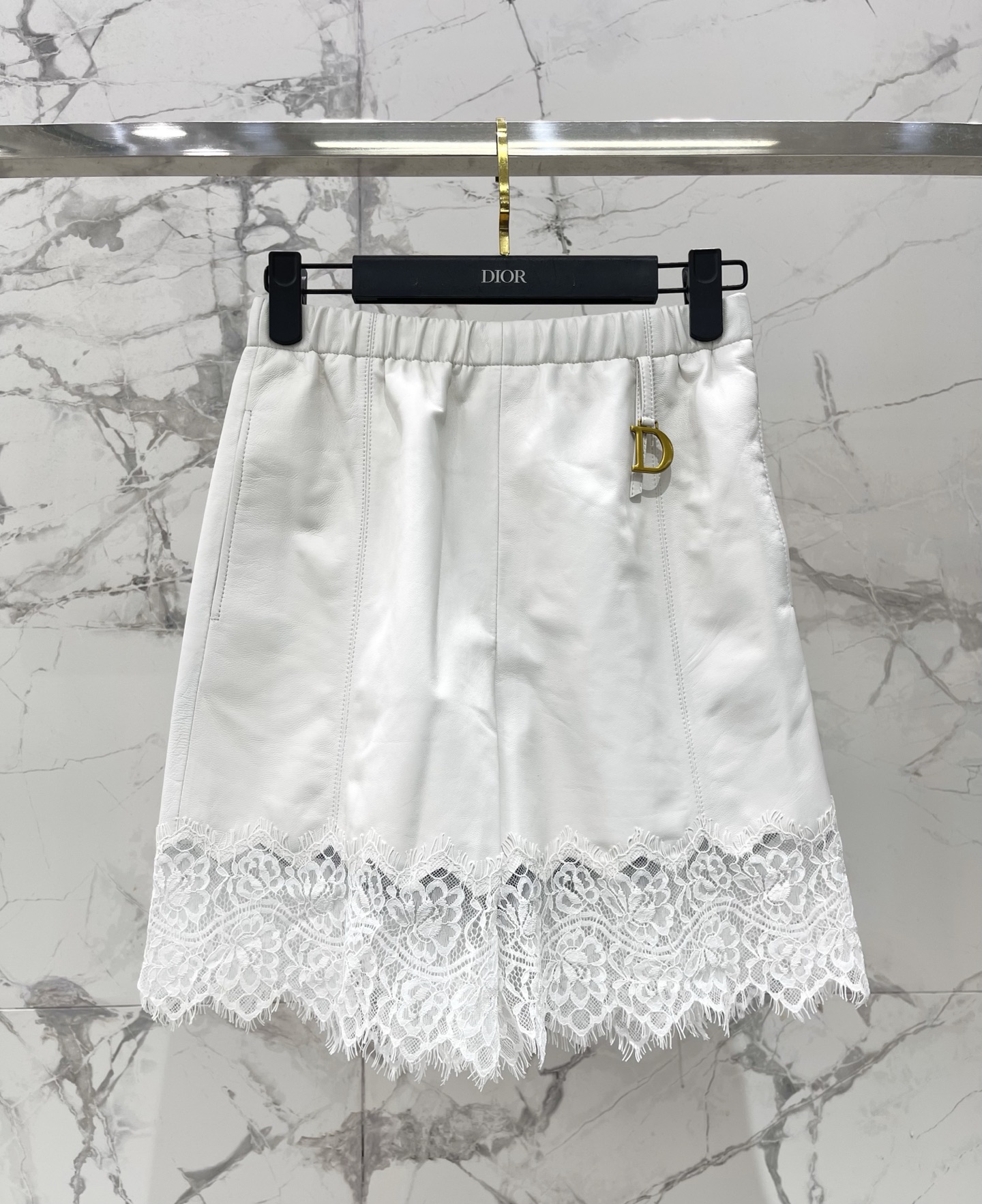 NO:923330,* Dior elastic waist lace splicing genuine leather shorts. The elastic waist design is lazy and casual, easy to put on and take off, and fits the body shape. It hides the fat without feeling restrictive. The lace splicing part is made of exquisite hollow patterns, which is gentle and sexy; while the genuine leather fabric brings a stiff texture. The smooth and delicate lambskin makes the shorts have the softness of lace and the neatness of leather. The combination of rigidity and softness is super stylish~  Size SML, Dior-clothing, dior, shorts, sheepskin,19860909* 迪奥松紧腰蕾丝拼接真皮短裤 松紧腰设计自带慵懒随性,穿脱方便又贴合身形,藏住小赘肉的同时还不会有束缚感 蕾丝拼接部分选的是精致的镂空纹样,温柔中透着小性感；而真皮面料则带来挺括质感 小羊皮的光滑细腻,让短裤既有蕾丝的柔美,又有皮革的利落,刚柔并济超有格调～ 码数SML,迪奥-服装,dior,shorts,sheepskin,,Women's clothing
