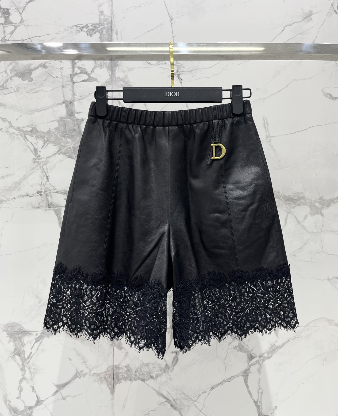 NO:931189,* Dior elastic waist lace splicing genuine leather shorts. The elastic waist design is lazy and casual, easy to put on and take off, and fits the body shape. It hides the fat without feeling restrictive. The lace splicing part is made of exquisite hollow patterns, which is gentle and sexy; while the genuine leather fabric brings a stiff texture. The smooth and delicate lambskin makes the shorts have the softness of lace and the neatness of leather. The combination of rigidity and softness is super stylish~  Size SML, Dior-clothing, dior, shorts, sheepskin,19860909* 迪奥松紧腰蕾丝拼接真皮短裤 松紧腰设计自带慵懒随性,穿脱方便又贴合身形,藏住小赘肉的同时还不会有束缚感 蕾丝拼接部分选的是精致的镂空纹样,温柔中透着小性感；而真皮面料则带来挺括质感 小羊皮的光滑细腻,让短裤既有蕾丝的柔美,又有皮革的利落,刚柔并济超有格调～ 码数SML,迪奥-服装,dior,shorts,sheepskin,,Women's clothing