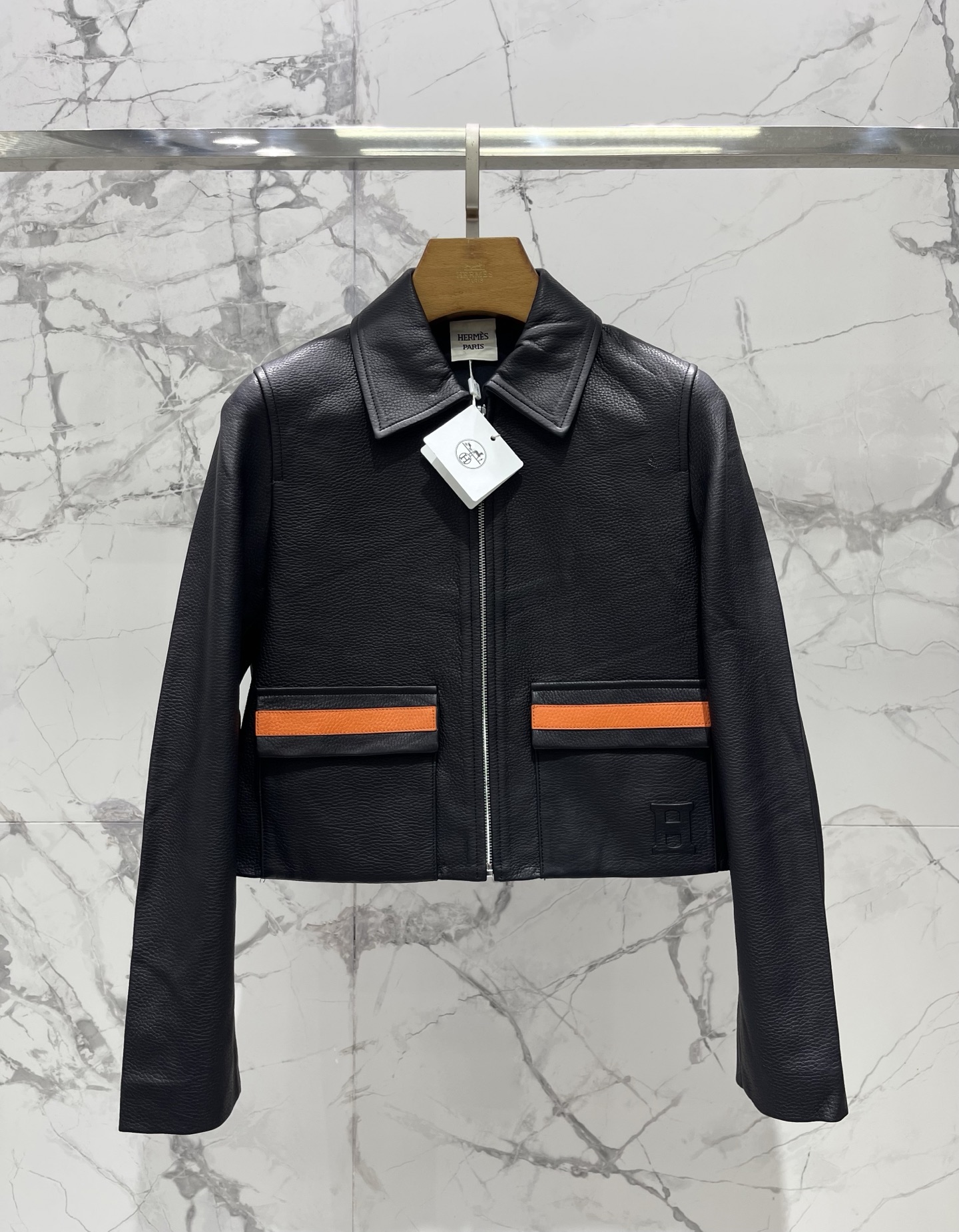 NO:931178,* Hermès’ new double-pocket decorative lapel jacket. The double-pocket lapel jacket is really good news for low-key parties!  The lapel is crisp and stylish, and it gives off a calm aura as soon as you wear it. It doesn’t matter the occasion~ The double pocket design is so practical!  The flap pocket may be equipped with the brand's classic metal buckle, which is low-key and shiny, and the hidden pocket is cleverly hidden. It can hold small items without being bulging. It feels neat and textured when it is full, and it is stiff and resistant, so you can wear it with peace of mind on windy days. The style is normal and does not matter your body shape. It is casual and casual when paired with jeans. It can be worn with trousers of the same color and has a business casual feel. It can be worn whether commuting or traveling. It gives you the style of 'not trying hard but tasteful'~  Size SML,Hermes-clothing,hermes,jeans,jackets & coats,jackets & coats,19860909* 爱马仕新款双口袋装饰翻领夹克外套 双口袋翻领夹克真的是低调党福音！翻领挺括有型,一上身就自带从容气场,完全不挑场合～ 双口袋设计太戳实用党了！翻盖口袋可能配着品牌经典的金属扣,低调闪着光,暗袋则藏得巧妙,放随身小物不鼓鼓囊囊,利落感拉满摸起来就很有质感,挺括抗造,刮风天穿也安心 版型是不挑身材的正常款,搭牛仔裤是率性休闲风,配同色系西裤又能穿出商务休闲感,不管是通勤还是出游都能hold住,穿上就是那种“不用力却很有品味”的范儿～ 码数ＳＭＬ,爱马仕-服装,hermes,jeans,jackets & coats,jackets & coats,,Women's clothing