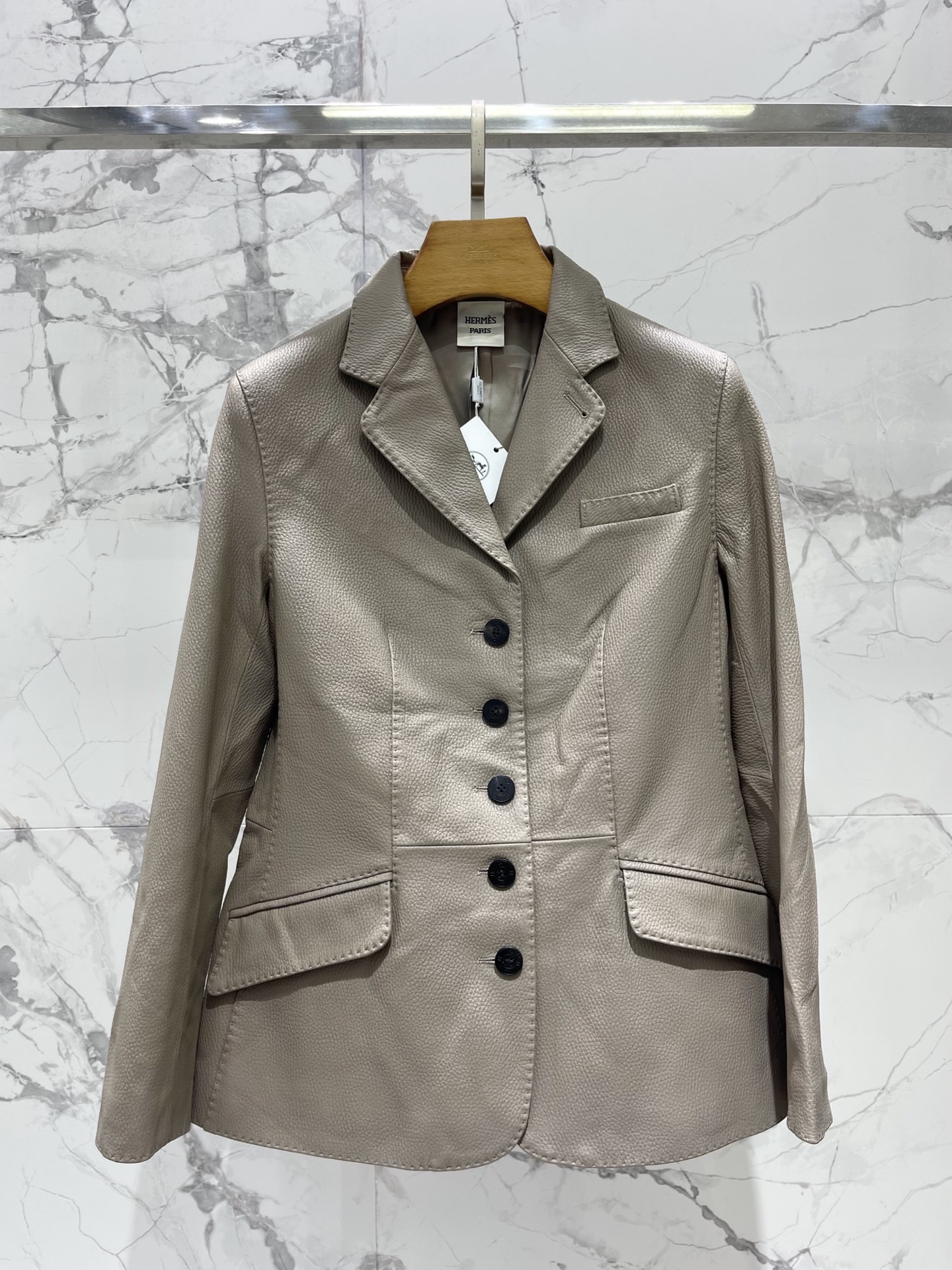 NO:931271,* Hermès' new lapel sheepskin slim blazer Hermès' lapel sheepskin slim blazer is simply synonymous with texture and style~ The sheepskin material has a delicate luster, and it feels warm and crisp to the touch. The slim fit quietly outlines the body shape without being tight, and is just the right amount of neatness. The lapel design is classic and elegant, and the raglan sleeves make it more casual. Size SML, Hermès-clothing, hermes, hermes, jackets  & coats,business suit,sheepskin,19860909* 爱马仕新款翻领羊皮修身西装外套 Hermès这款翻领羊皮修身西装外套,简直是质感与格调的代名词～ 羊革材质自带细腻光泽,摸上去是温润又挺括的手感,修身版型悄悄勾勒身形,却不会紧绷,利落得恰到好处.翻领设计经典大气,搭配插肩袖多了份随性 码数SML,爱马仕-服装,hermes,hermes,jackets & coats,business suit,sheepskin,,Women's clothing