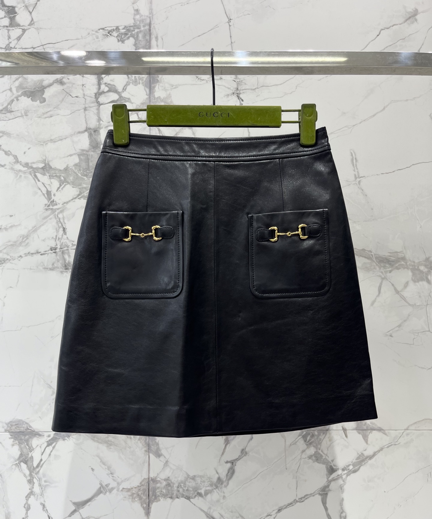 NO:944837,* Gucci's new logo-embellished textured lambskin mini skirt has a hit of texture - the leather is soft and feels very high-end, so it won't be boring to wear in spring and summer~ The logo and texture details are full, and the mini skirt shape makes the legs long and flexible. The leather feels so high-end that it shines, the logo and texture are exquisite but not exaggerated. Paired with a white T, it is like a 'noble girl going out on the street', and paired with a shirt, she feels like a mature sister~' This sweet and sassy tone is really hard not to love!  Size SML, Gucci-clothing, gucci, skirts, shirts, sheepskin,19860909* 古驰新款Logo饰纹理小羊皮迷你裙 质感戳中——皮软乎乎的,摸起来巨有高级感,春夏穿也不会闷～ Logo和纹理细节满满,迷你裙型显腿长又灵动 皮质感高级到发光,Logo和纹理精致又不浮夸,搭件白T就是‘贵气少女出街’,配衬衫又有轻熟姐姐感～” 这种又甜又飒的调调,真的很难不爱！ 码数SML,古驰-服装,gucci,skirts,shirts,sheepskin,,Women's clothing