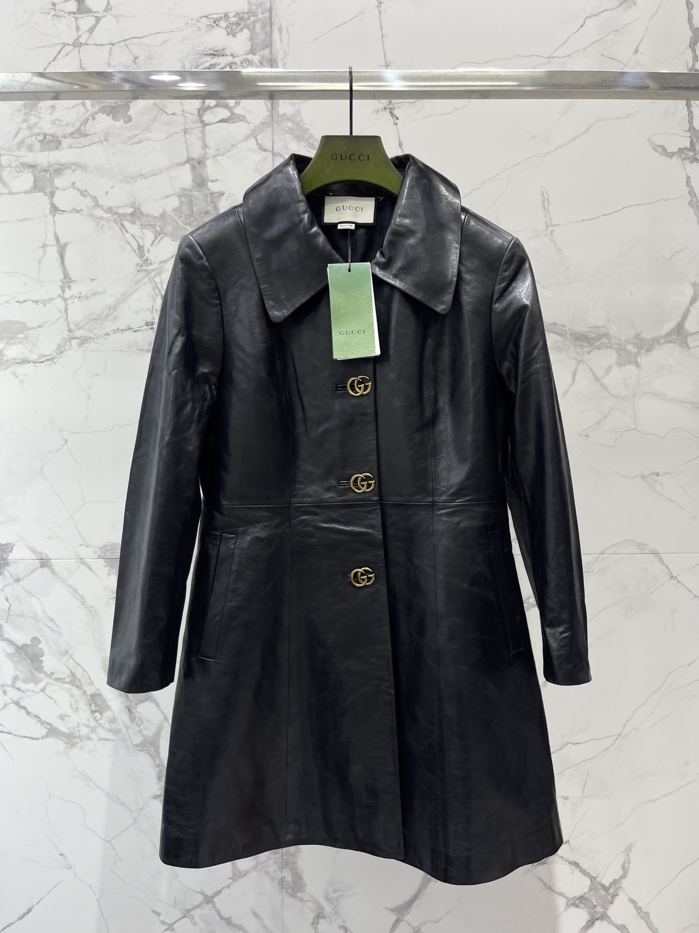 NO:945479,* Gucci's new Double G button lapel slim-fitting sheepskin jacket. The classic sassiness of the neat lapels and Gucci's iconic details are balanced just right. The small lapels are invisible hemmed so that they won't stick to the neck. The matte gold Double G metal buckle and dark GG embossing are hidden throughout the body along with the natural texture of the sheepskin. Anyone who knows how to do it will recognize it at a glance as the 2026 summer limited new series. There is no cliché big logo stacking at all.  Size SML,Gucci-clothing,gucci,jackets & coats,jackets & coats,sheepskin,19860909* 古驰新款双G纽扣翻领修身羊皮夹克外套 利落翻领的经典飒感和古驰标志性细节平衡得刚刚好挺括小翻领做了隐形包边处理,不会软塌塌贴脖子,哑光金双G金属扣,暗纹GG压花顺着羊皮天然肌理藏在衣身各处,懂行的人扫一眼就认得出是 2026夏季限定新系列,完全不做俗套的大logo堆砌 码数SML,古驰-服装,gucci,jackets & coats,jackets & coats,sheepskin,,Women's clothing