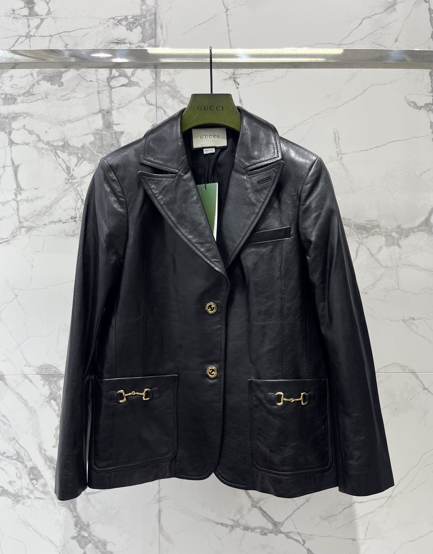 NO:944829,* Gucci's new sheepskin slimming suit jacket is cut in Gucci's signature style of relaxed slimming. The shoulder line is treated with 1cm micro-padding, and the shoulders are slumped into smooth right-angled shoulders in a second. There are two diagonal waist stitching hidden on the waist. The sheepskin hangs naturally along the waistline, and all the fat on the waist and abdomen is quietly tucked into the hem.  The classic double G metal hidden buckle is hidden between the placket, and the sun shines through it to reveal the fine gilding. Whether you are commuting to a meeting to show your aura, or going to an appointment to take a photo shoot on the weekend, it can make you wear it like the afterglow of the Tuscan sunset. Just take two hair ties, and the comment area is all asking, 'Why does the texture of this suit look so good as a haute couture show?' # Gucci Sheepskin Suit # 2026 New Exclusive Item # Tuscan Lambskin  #COMmuting slimming wear Size SML, Gucci-clothing, gucci, jackets & coats, business suit, sheepskin,19860909* 古驰新款羊皮显瘦西装外套 剪裁是古驰标志性的松弛显瘦主义,肩线做了1cm微垫的隐形处理,溜肩塌肩一秒撑成流畅直角肩,腰侧藏了两道斜向收腰缝线,羊皮顺着腰线自然垂坠,腰腹的小赘肉全被悄无声息收进衣摆里 经典的双G金属暗扣藏在门襟间,阳光扫过才漏出细碎鎏光不管是通勤开会撑气场,还是周末赴约拍胶片写真,它都能让你像把托斯卡纳的落日余晖穿在身上,随便拍两张发圈,评论区全在追着问“这件西装质感怎么好得像高定秀款” #古驰羊皮西装 #2026新款显贵单品 #托斯卡纳小羊皮 #通勤显瘦穿搭 码数SML,古驰-服装,gucci,jackets & coats,business suit,sheepskin,,Women's clothing