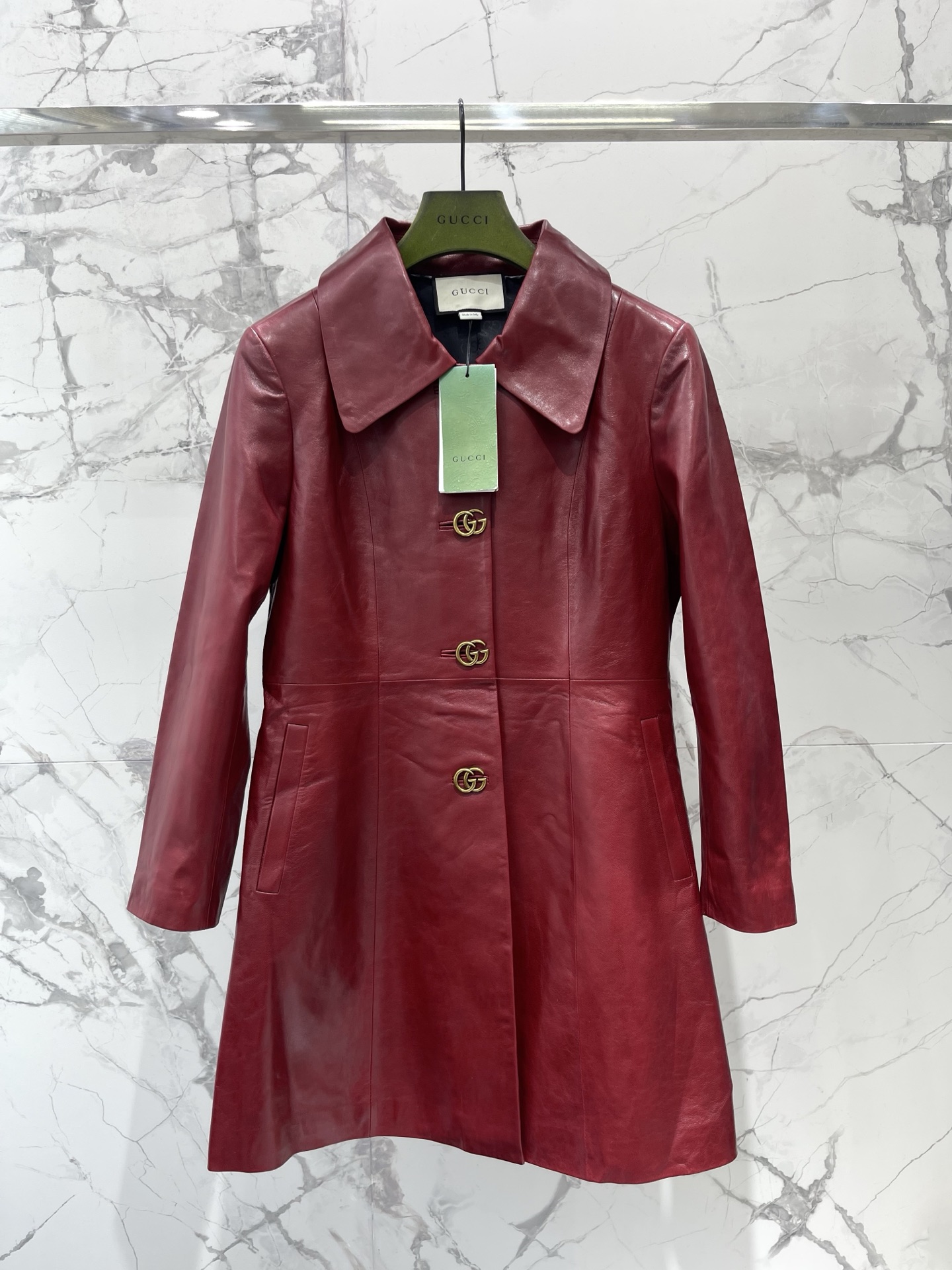 NO:945466,* Gucci's new sheepskin slimming suit jacket is cut in Gucci's signature style of relaxed slimming. The shoulder line is treated with 1cm micro-padding, and the shoulders are slumped into smooth right-angled shoulders in a second. There are two diagonal waist stitching hidden on the waist. The sheepskin hangs naturally along the waistline, and all the fat on the waist and abdomen is quietly tucked into the hem.  The classic double G metal hidden buckle is hidden between the placket, and the sun shines through it to reveal the fine gilding. Whether you are commuting to a meeting to show your aura, or going to an appointment to take a photo shoot on the weekend, it can make you wear it like the afterglow of the Tuscan sunset. Just take two hair ties, and the comment area is all asking, 'Why does the texture of this suit look so good as a haute couture show?' # Gucci Sheepskin Suit # 2026 New Exclusive Item # Tuscan Lambskin  #COMmuting slimming wear Size SML, Gucci-clothing, gucci, jackets & coats, business suit, sheepskin,19860909* 古驰新款羊皮显瘦西装外套 剪裁是古驰标志性的松弛显瘦主义,肩线做了1cm微垫的隐形处理,溜肩塌肩一秒撑成流畅直角肩,腰侧藏了两道斜向收腰缝线,羊皮顺着腰线自然垂坠,腰腹的小赘肉全被悄无声息收进衣摆里 经典的双G金属暗扣藏在门襟间,阳光扫过才漏出细碎鎏光不管是通勤开会撑气场,还是周末赴约拍胶片写真,它都能让你像把托斯卡纳的落日余晖穿在身上,随便拍两张发圈,评论区全在追着问“这件西装质感怎么好得像高定秀款” #古驰羊皮西装 #2026新款显贵单品 #托斯卡纳小羊皮 #通勤显瘦穿搭 码数SML,古驰-服装,gucci,jackets & coats,business suit,sheepskin,,Women's clothing