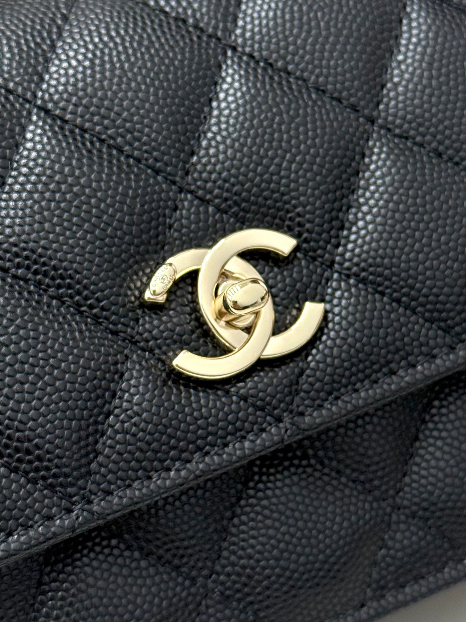【进口原厂皮🇫🇷】&yen;640 【配盒】CHANEL[玫瑰]香奈儿26C珍珠手柄出货啦 金色金属锁扣 精致手柄设计更显时尚 颗粒球纹进口牛皮配金属复古五金  质感耐磨耐用 经典设计风格 百搭实用 可手提可斜垮可单肩 真的很精致哦  高颜值 小巧 越来越爱这个链条包了 随手拎着都很美腻啦 搭配任何衣服都能让你绝绝美 这季新品让人很惊喜。 
型号：AP4939                                                  尺寸: 18.5cmX11cmX6cm！