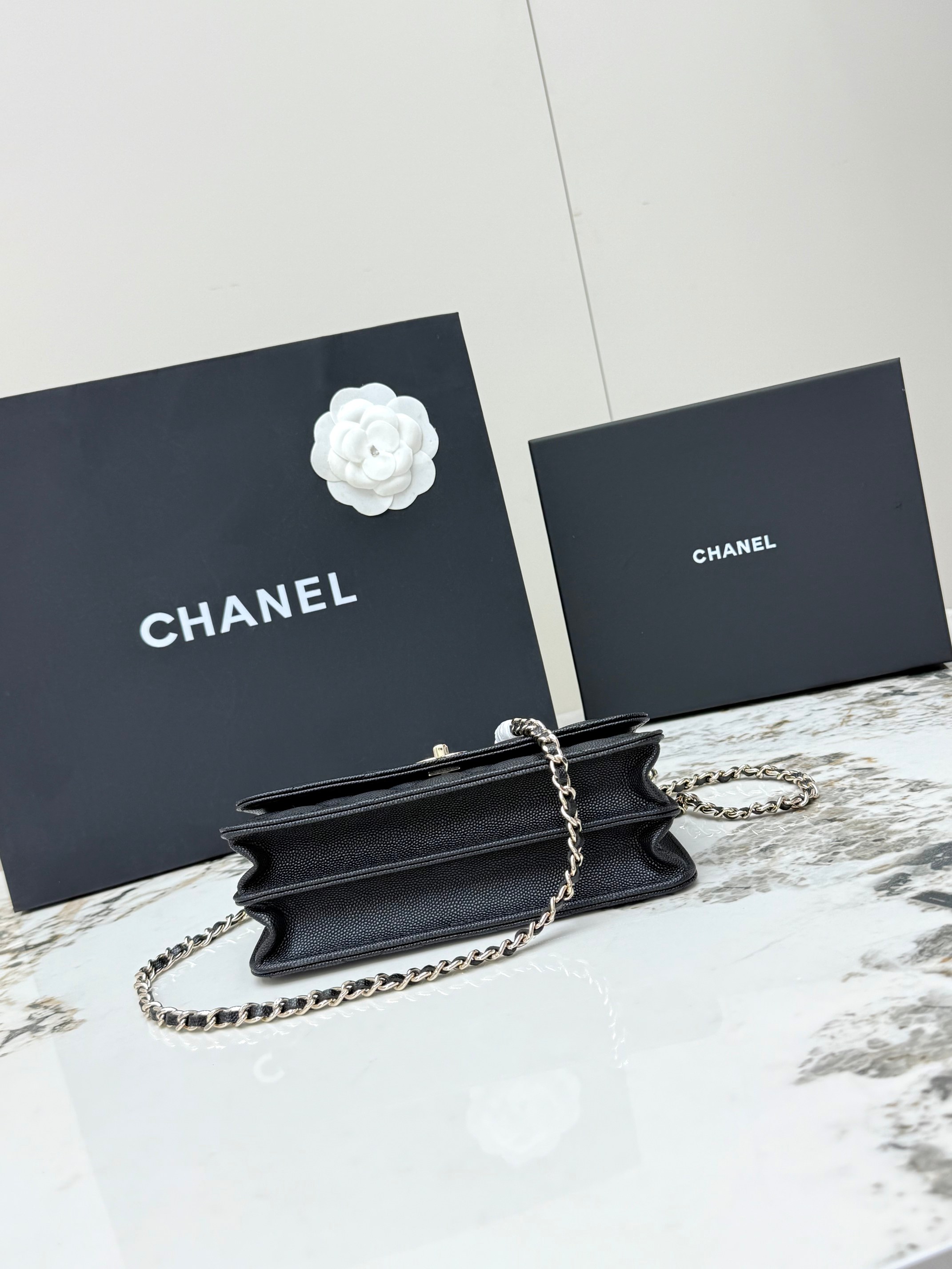 【进口原厂皮🇫🇷】&yen;640 【配盒】CHANEL[玫瑰]香奈儿26C珍珠手柄出货啦 金色金属锁扣 精致手柄设计更显时尚 颗粒球纹进口牛皮配金属复古五金  质感耐磨耐用 经典设计风格 百搭实用 可手提可斜垮可单肩 真的很精致哦  高颜值 小巧 越来越爱这个链条包了 随手拎着都很美腻啦 搭配任何衣服都能让你绝绝美 这季新品让人很惊喜。 
型号：AP4939                                                  尺寸: 18.5cmX11cmX6cm！