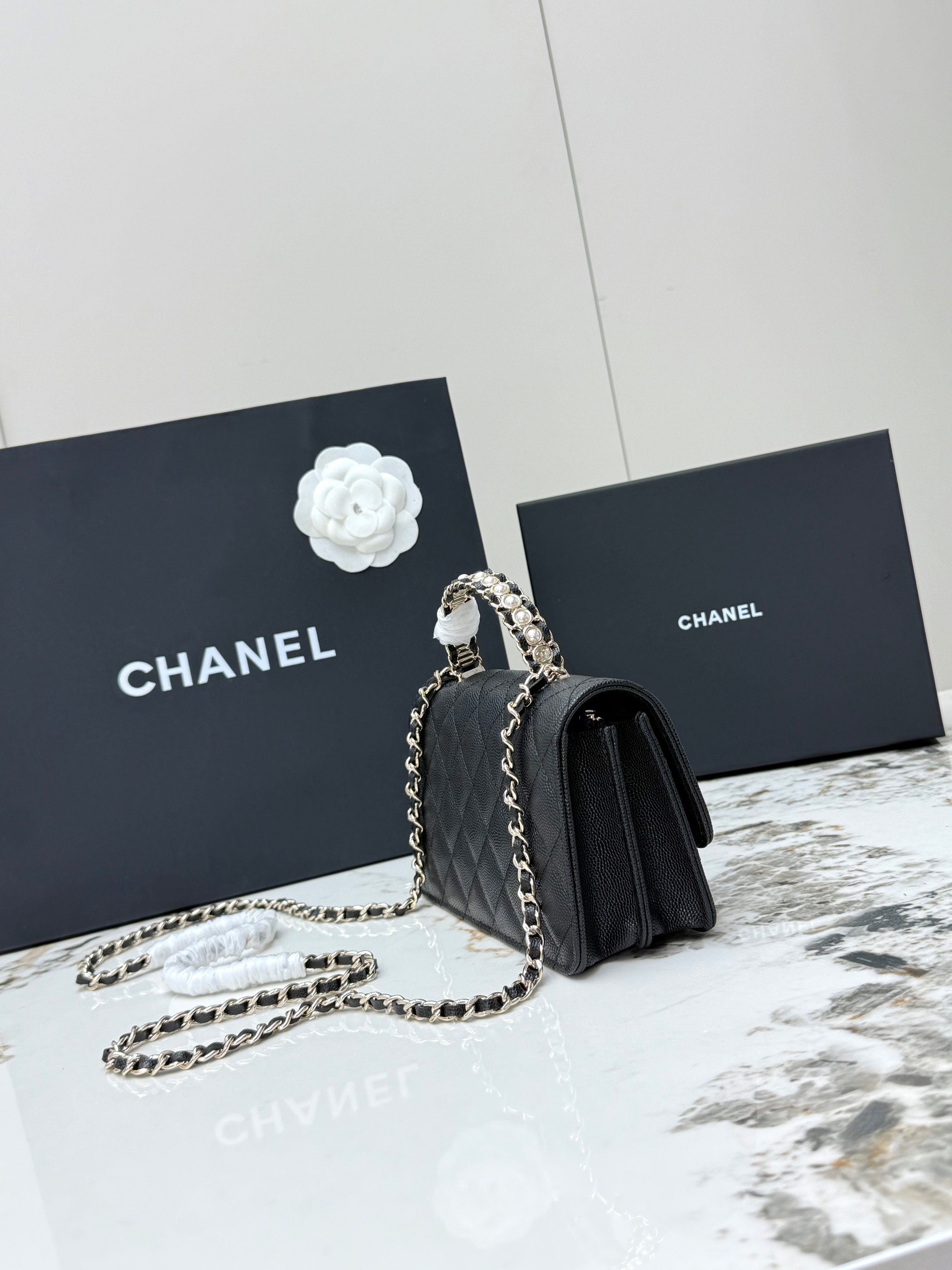 【进口原厂皮🇫🇷】&yen;640 【配盒】CHANEL[玫瑰]香奈儿26C珍珠手柄出货啦 金色金属锁扣 精致手柄设计更显时尚 颗粒球纹进口牛皮配金属复古五金  质感耐磨耐用 经典设计风格 百搭实用 可手提可斜垮可单肩 真的很精致哦  高颜值 小巧 越来越爱这个链条包了 随手拎着都很美腻啦 搭配任何衣服都能让你绝绝美 这季新品让人很惊喜。 
型号：AP4939                                                  尺寸: 18.5cmX11cmX6cm！