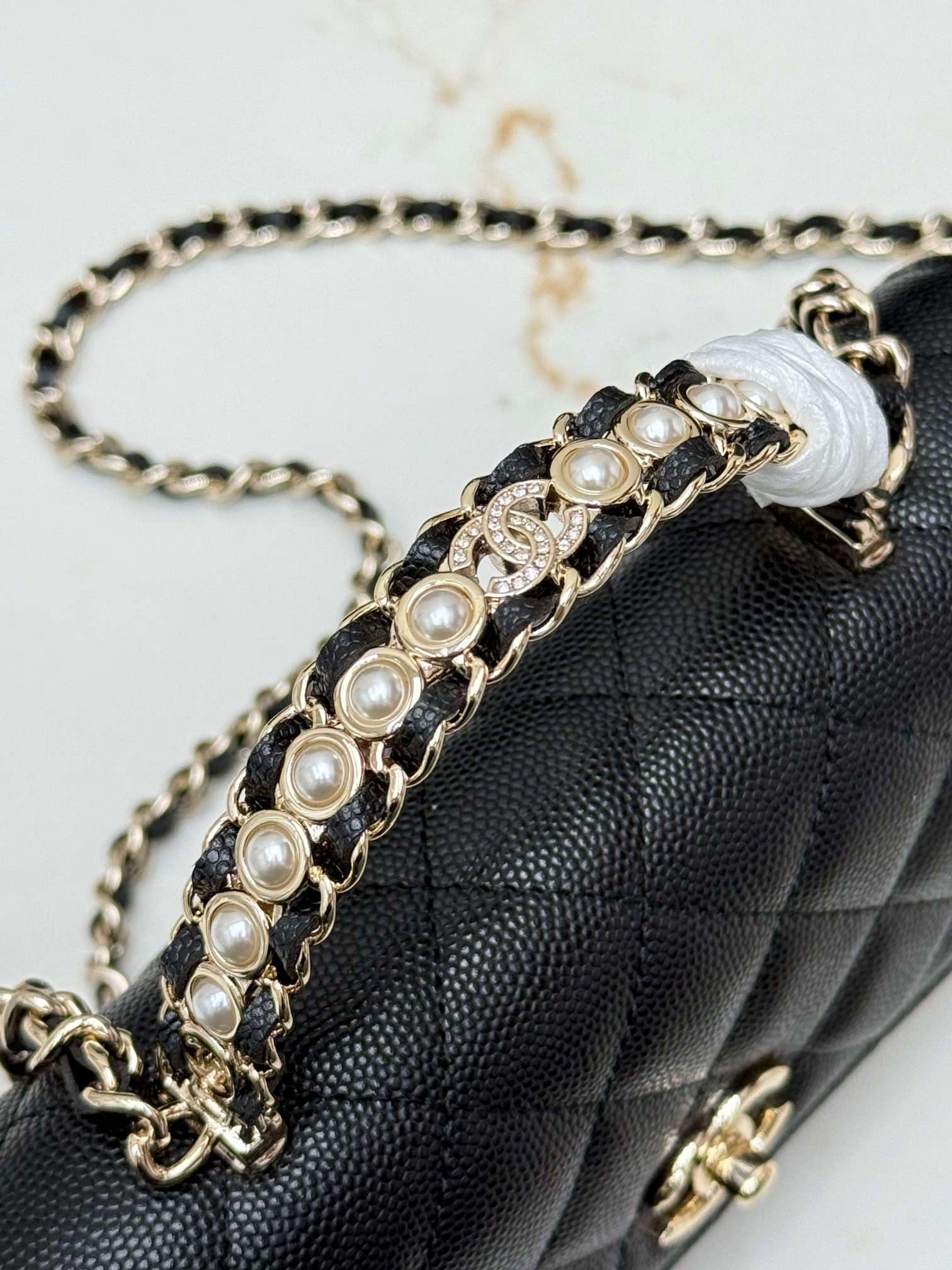 【进口原厂皮🇫🇷】&yen;640 【配盒】CHANEL[玫瑰]香奈儿26C珍珠手柄出货啦 金色金属锁扣 精致手柄设计更显时尚 颗粒球纹进口牛皮配金属复古五金  质感耐磨耐用 经典设计风格 百搭实用 可手提可斜垮可单肩 真的很精致哦  高颜值 小巧 越来越爱这个链条包了 随手拎着都很美腻啦 搭配任何衣服都能让你绝绝美 这季新品让人很惊喜。 
型号：AP4939                                                  尺寸: 18.5cmX11cmX6cm！