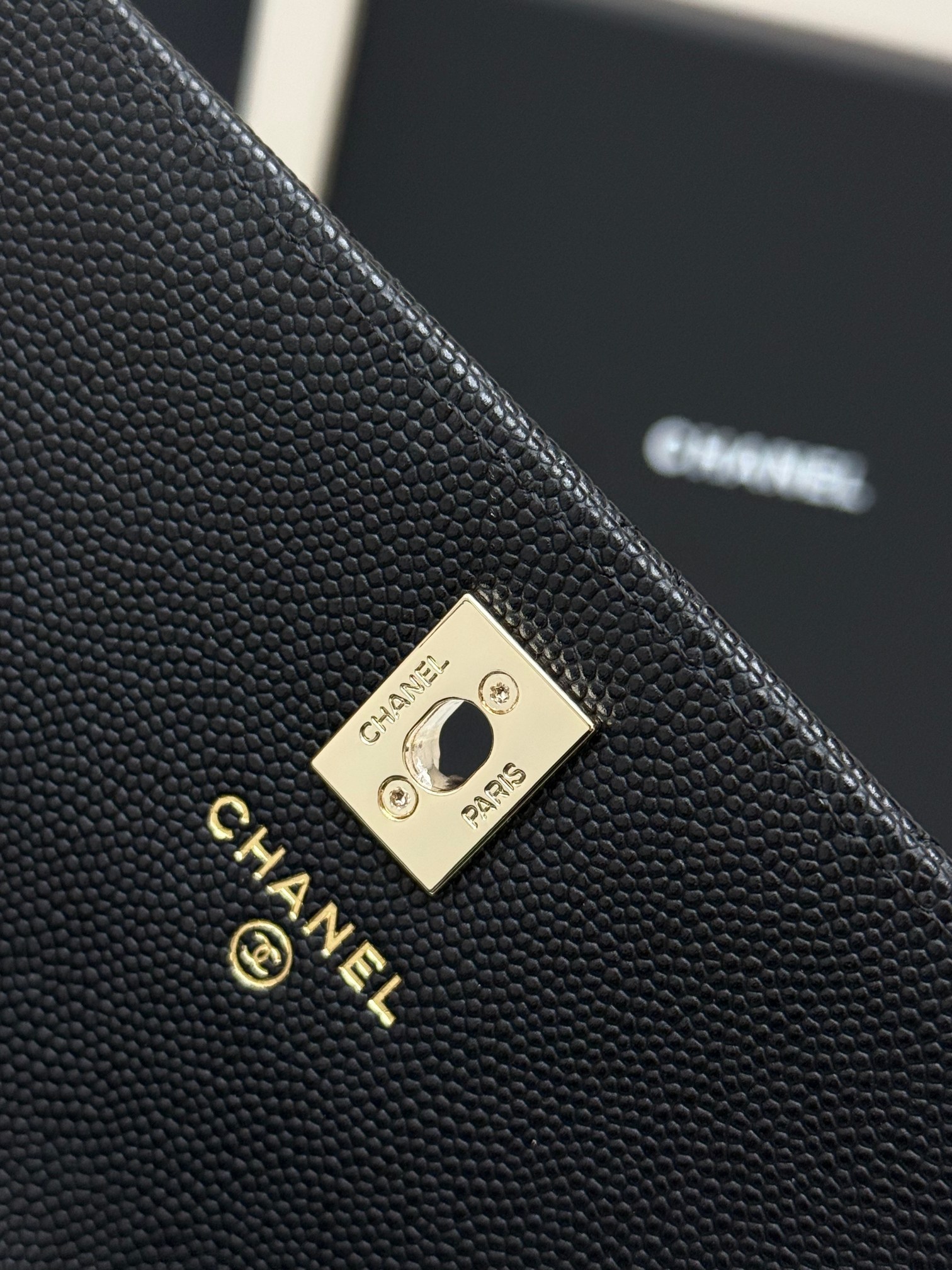 【进口原厂皮🇫🇷】&yen;640 【配盒】CHANEL[玫瑰]香奈儿26C珍珠手柄出货啦 金色金属锁扣 精致手柄设计更显时尚 颗粒球纹进口牛皮配金属复古五金  质感耐磨耐用 经典设计风格 百搭实用 可手提可斜垮可单肩 真的很精致哦  高颜值 小巧 越来越爱这个链条包了 随手拎着都很美腻啦 搭配任何衣服都能让你绝绝美 这季新品让人很惊喜。 
型号：AP4939                                                  尺寸: 18.5cmX11cmX6cm！