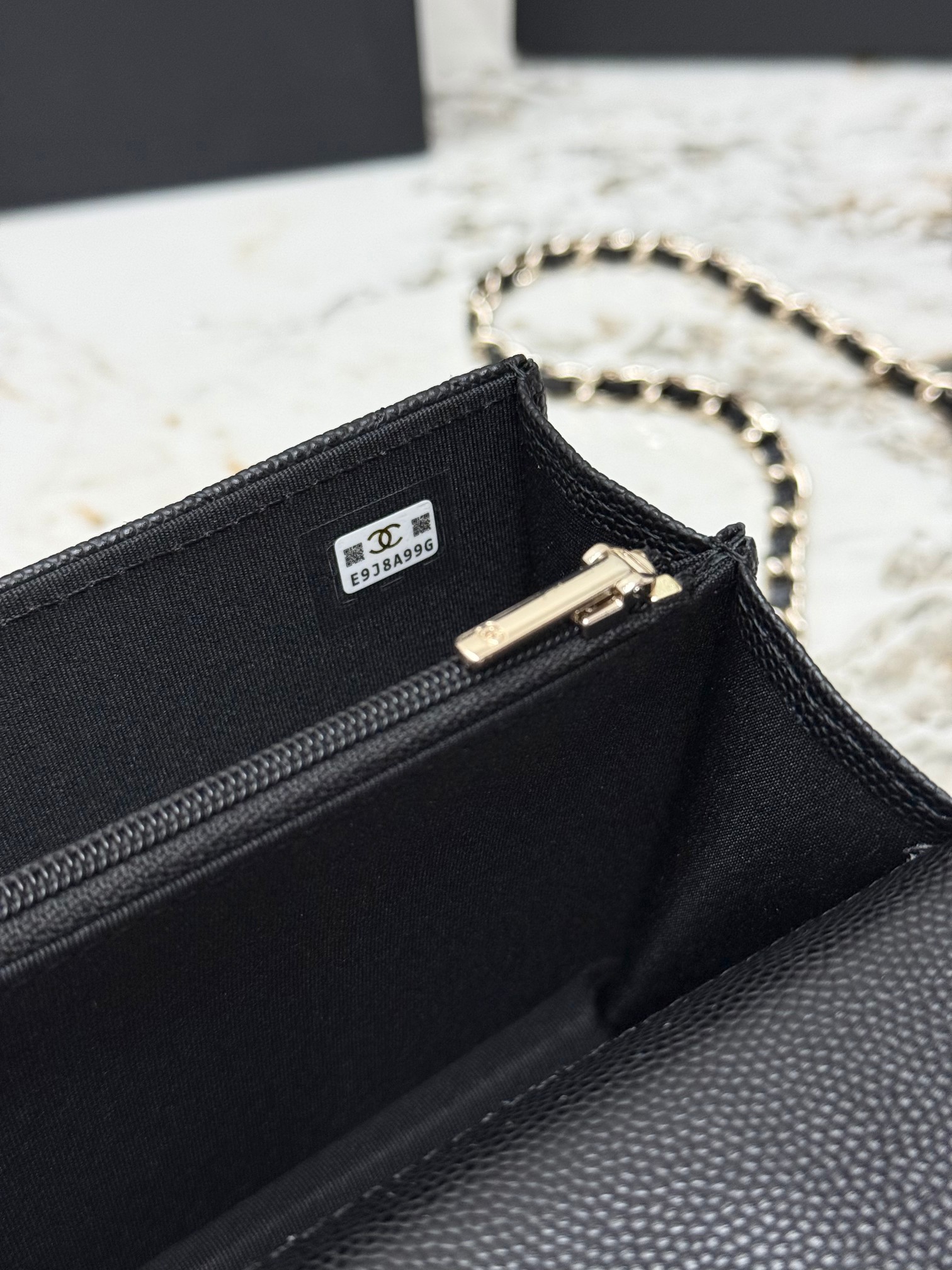 【进口原厂皮🇫🇷】&yen;640 【配盒】CHANEL[玫瑰]香奈儿26C珍珠手柄出货啦 金色金属锁扣 精致手柄设计更显时尚 颗粒球纹进口牛皮配金属复古五金  质感耐磨耐用 经典设计风格 百搭实用 可手提可斜垮可单肩 真的很精致哦  高颜值 小巧 越来越爱这个链条包了 随手拎着都很美腻啦 搭配任何衣服都能让你绝绝美 这季新品让人很惊喜。 
型号：AP4939                                                  尺寸: 18.5cmX11cmX6cm！