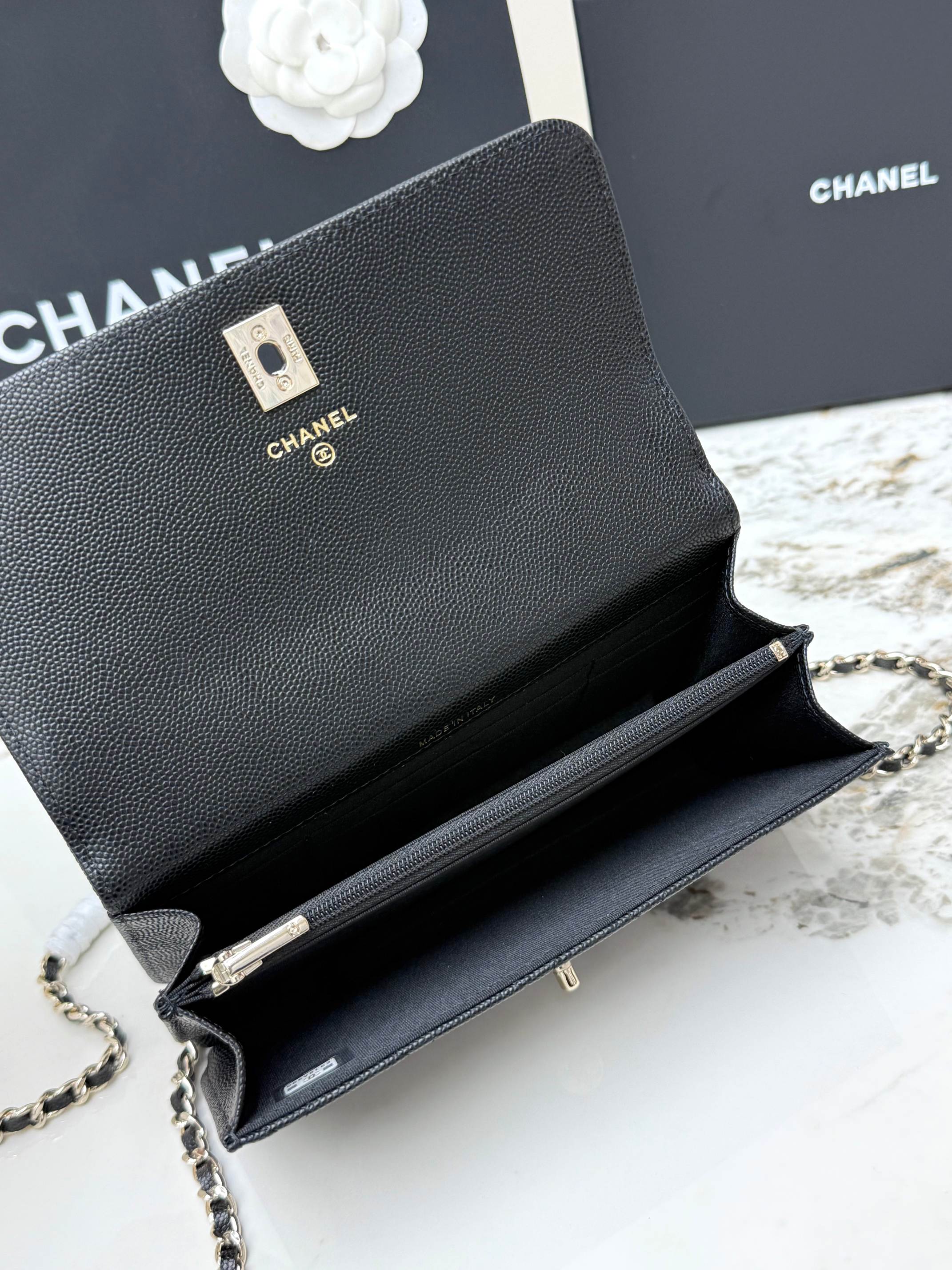 【进口原厂皮🇫🇷】&yen;640 【配盒】CHANEL[玫瑰]香奈儿26C珍珠手柄出货啦 金色金属锁扣 精致手柄设计更显时尚 颗粒球纹进口牛皮配金属复古五金  质感耐磨耐用 经典设计风格 百搭实用 可手提可斜垮可单肩 真的很精致哦  高颜值 小巧 越来越爱这个链条包了 随手拎着都很美腻啦 搭配任何衣服都能让你绝绝美 这季新品让人很惊喜。 
型号：AP4939                                                  尺寸: 18.5cmX11cmX6cm！