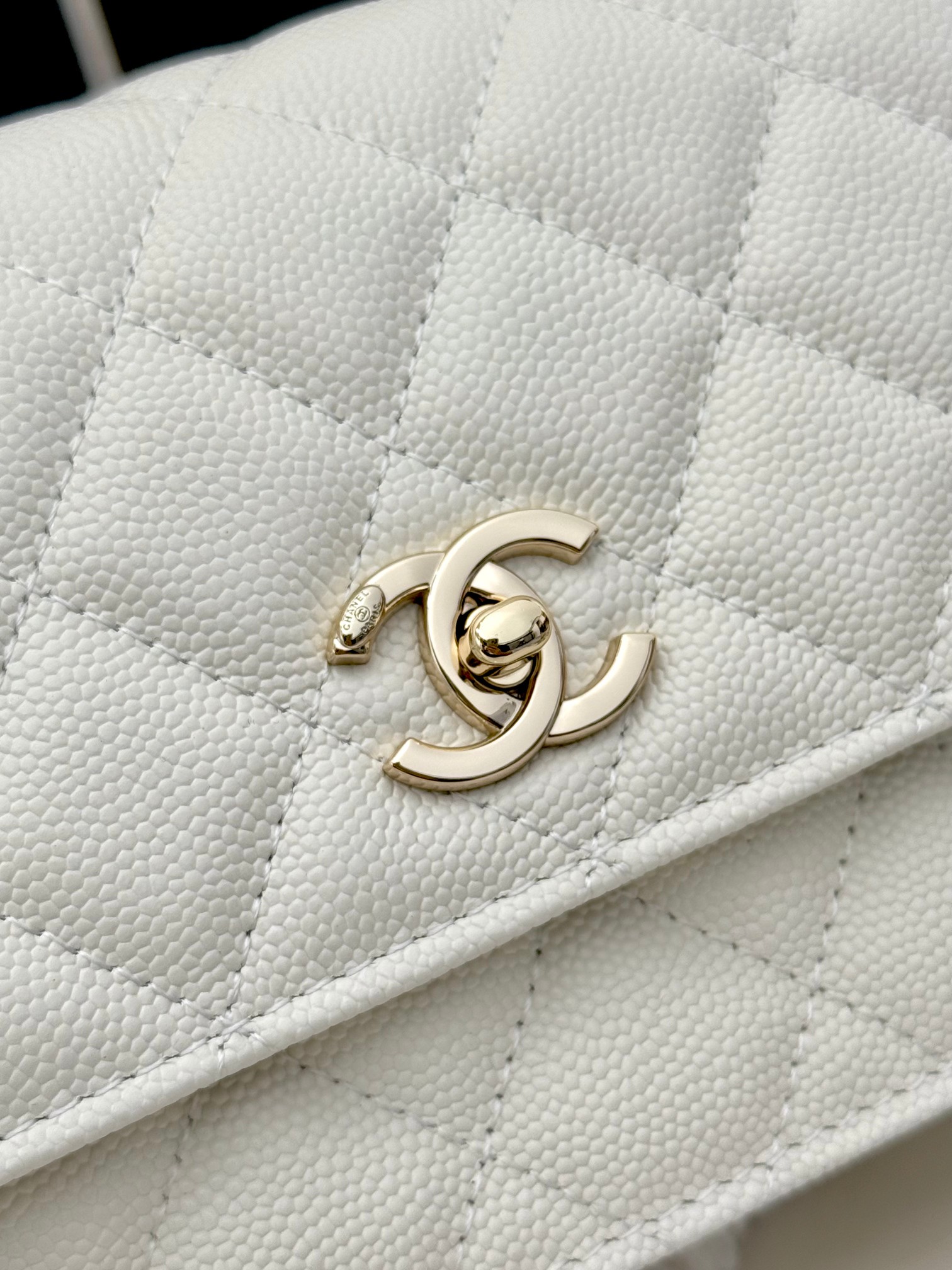 【进口原厂皮🇫🇷】&yen;640 【配盒】CHANEL[玫瑰]香奈儿26C珍珠手柄出货啦 金色金属锁扣 精致手柄设计更显时尚 颗粒球纹进口牛皮配金属复古五金  质感耐磨耐用 经典设计风格 百搭实用 可手提可斜垮可单肩 真的很精致哦  高颜值 小巧 越来越爱这个链条包了 随手拎着都很美腻啦 搭配任何衣服都能让你绝绝美 这季新品让人很惊喜。 
型号：AP4939                                                  尺寸: 18.5cmX11cmX6cm！