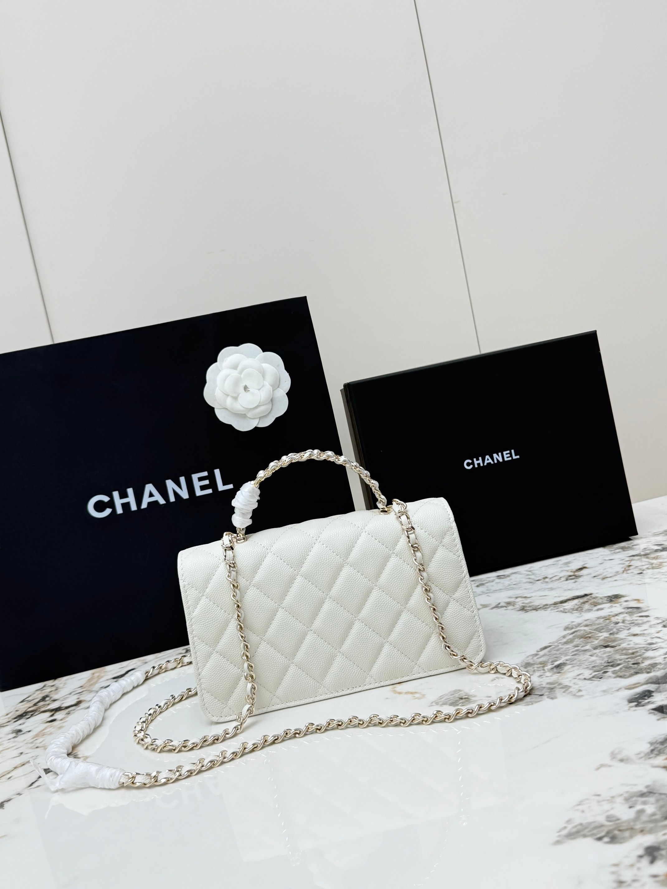 【进口原厂皮🇫🇷】&yen;640 【配盒】CHANEL[玫瑰]香奈儿26C珍珠手柄出货啦 金色金属锁扣 精致手柄设计更显时尚 颗粒球纹进口牛皮配金属复古五金  质感耐磨耐用 经典设计风格 百搭实用 可手提可斜垮可单肩 真的很精致哦  高颜值 小巧 越来越爱这个链条包了 随手拎着都很美腻啦 搭配任何衣服都能让你绝绝美 这季新品让人很惊喜。 
型号：AP4939                                                  尺寸: 18.5cmX11cmX6cm！