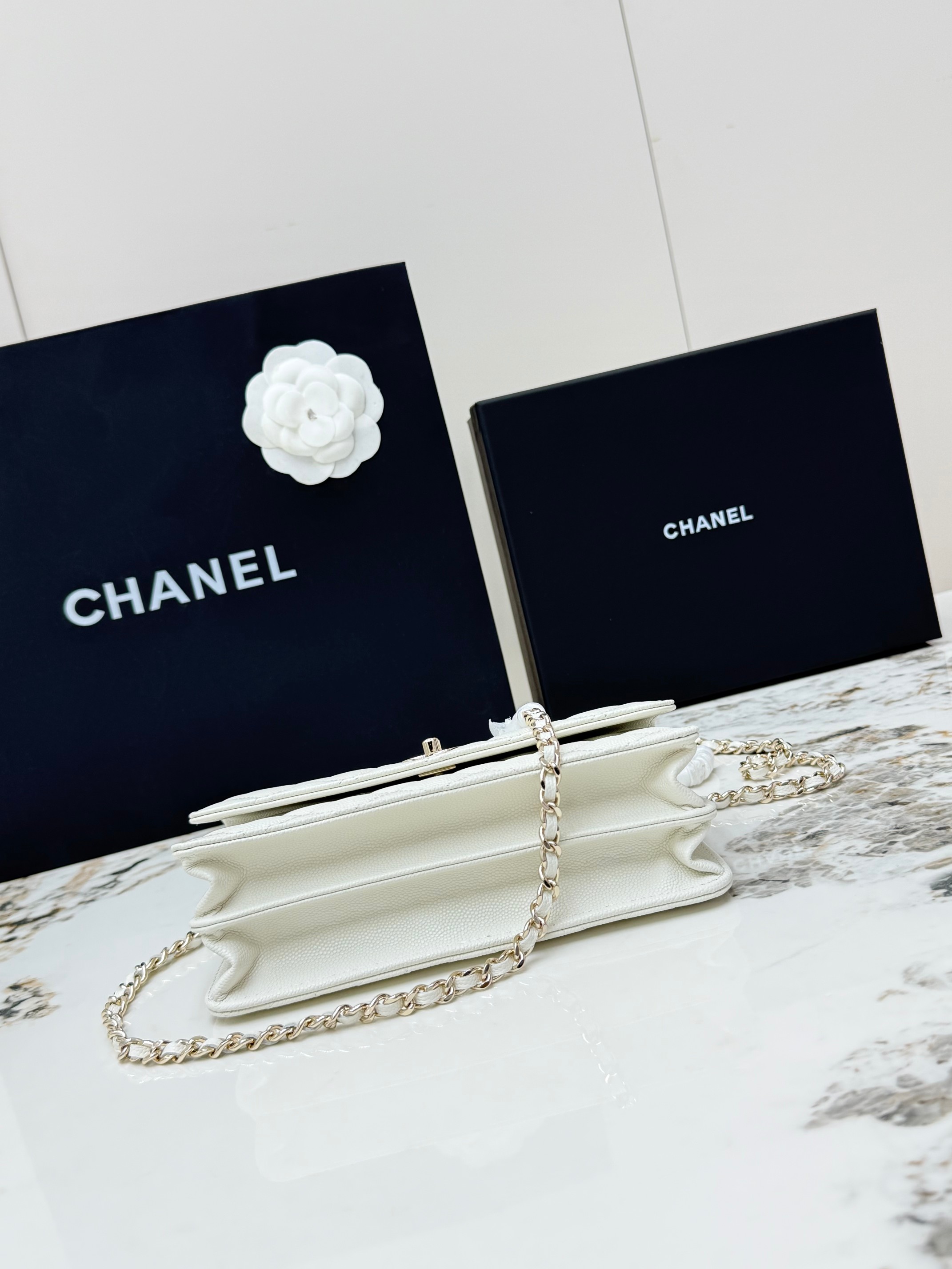 【进口原厂皮🇫🇷】&yen;640 【配盒】CHANEL[玫瑰]香奈儿26C珍珠手柄出货啦 金色金属锁扣 精致手柄设计更显时尚 颗粒球纹进口牛皮配金属复古五金  质感耐磨耐用 经典设计风格 百搭实用 可手提可斜垮可单肩 真的很精致哦  高颜值 小巧 越来越爱这个链条包了 随手拎着都很美腻啦 搭配任何衣服都能让你绝绝美 这季新品让人很惊喜。 
型号：AP4939                                                  尺寸: 18.5cmX11cmX6cm！